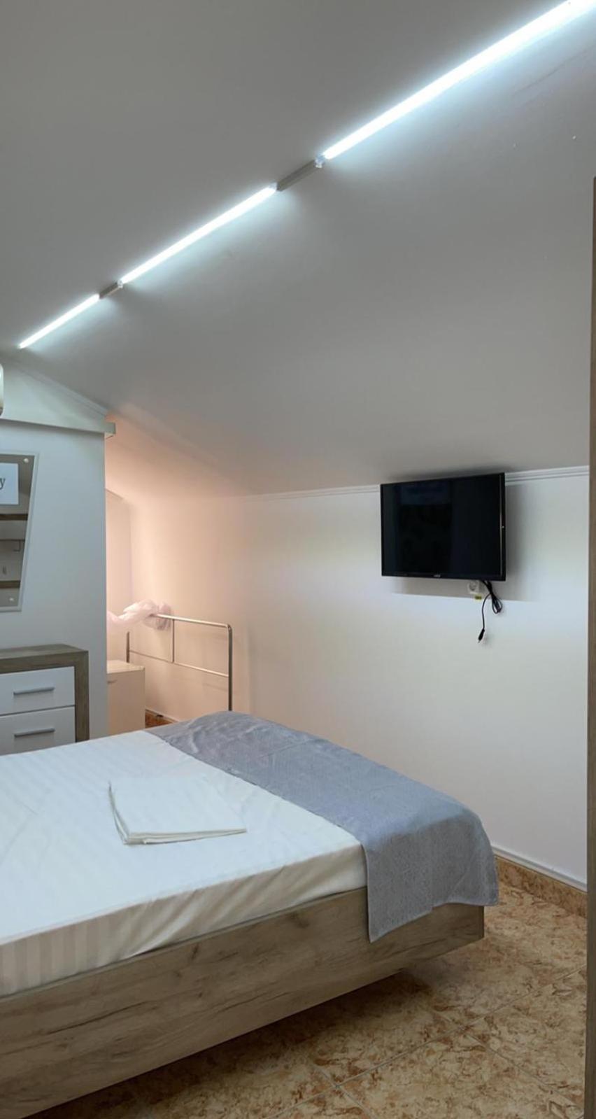Small Double Room - Photo 7