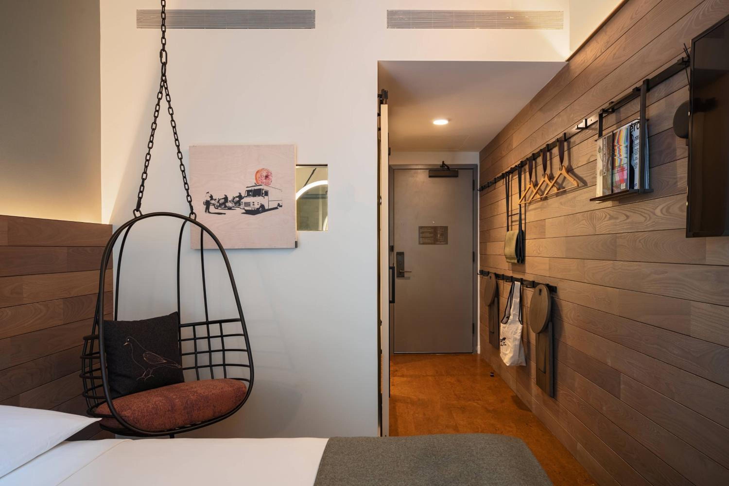 Queen Room with City View and Roll-In Shower - Mobility Access