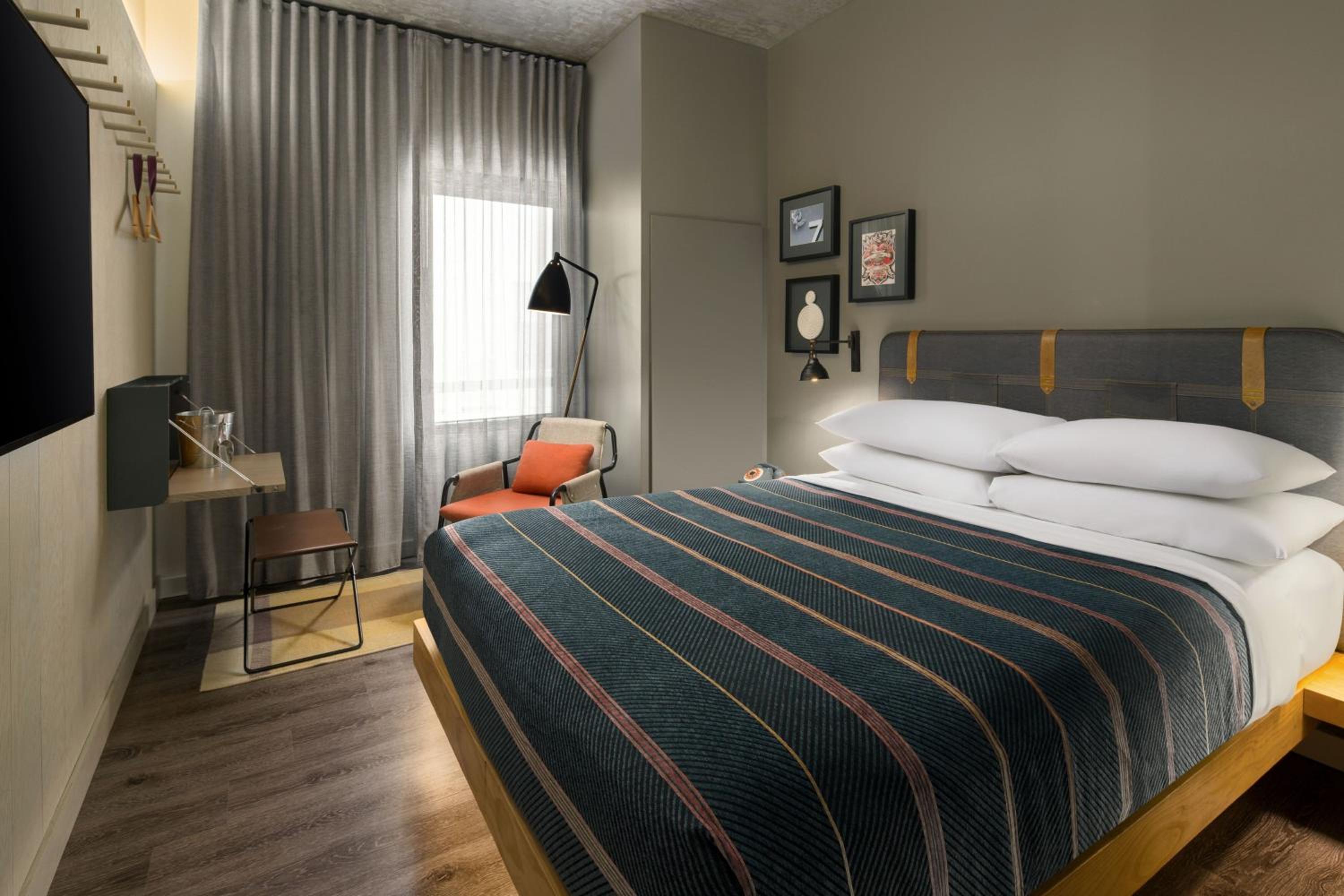 Queen Room with Bathtub - Mobility Access/Hearing Accessible