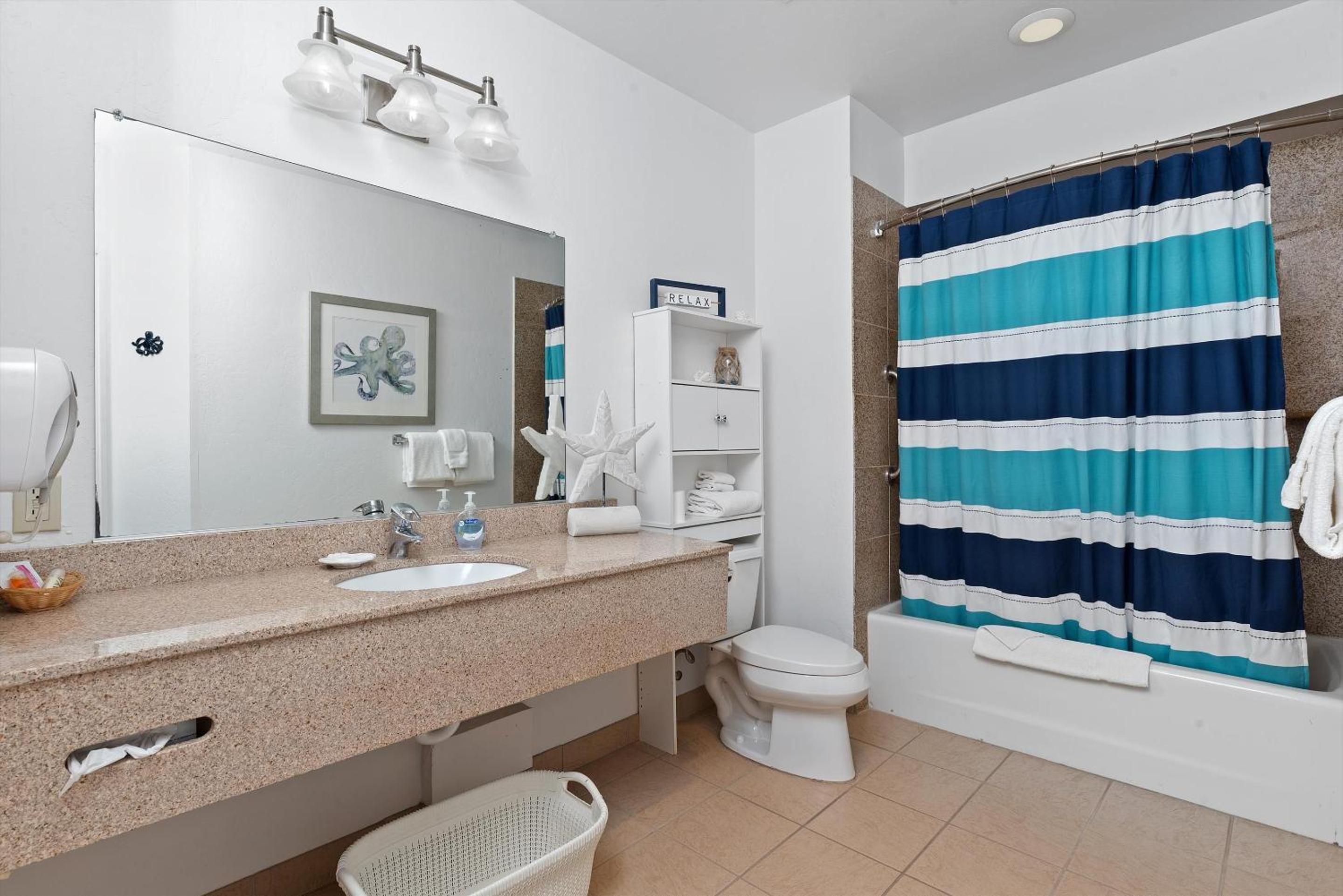 Queen Suite with Ocean View - Photo 14