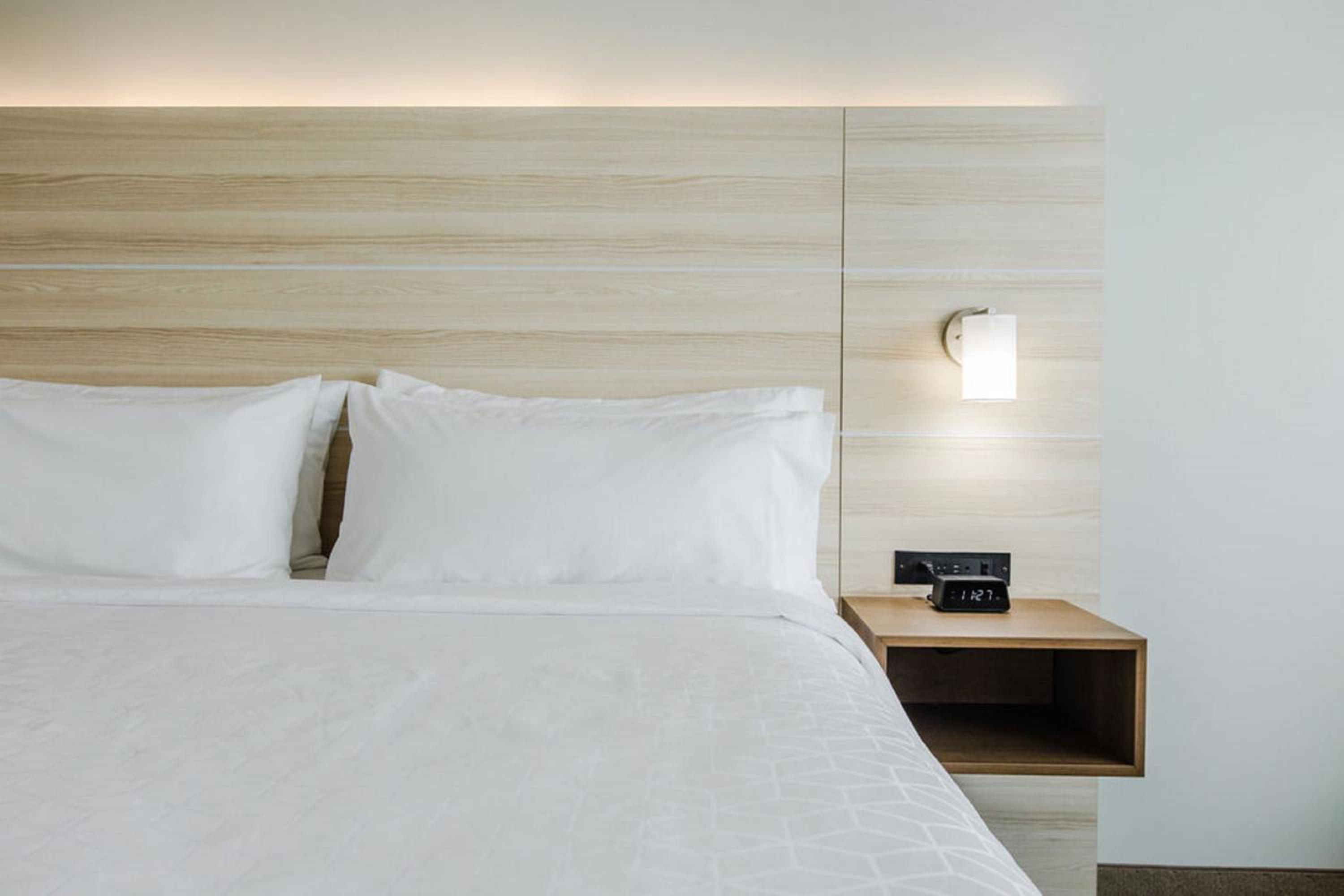 Standard King Room - Photo 7