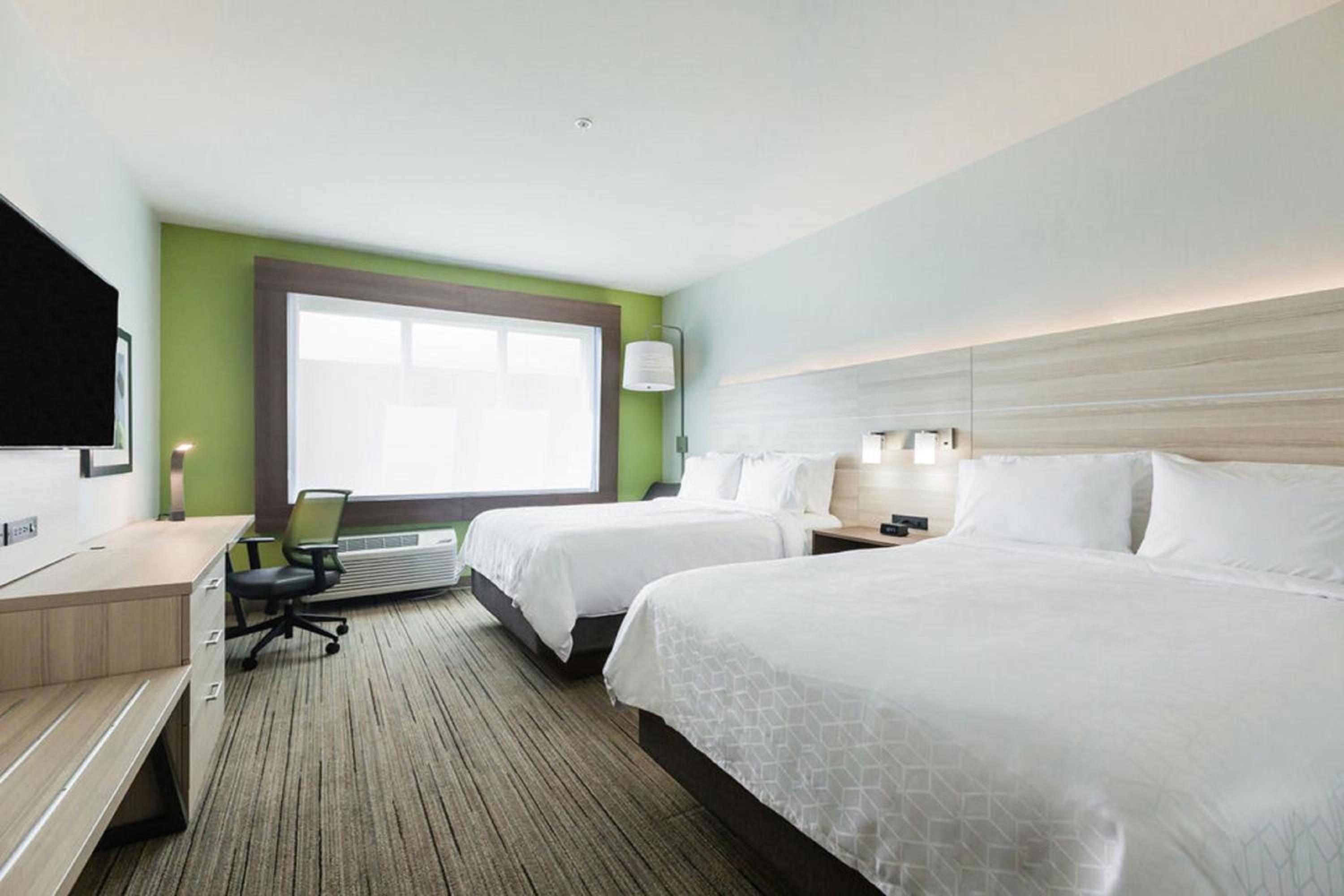 Standard Room with Two Queen Beds - Photo 3