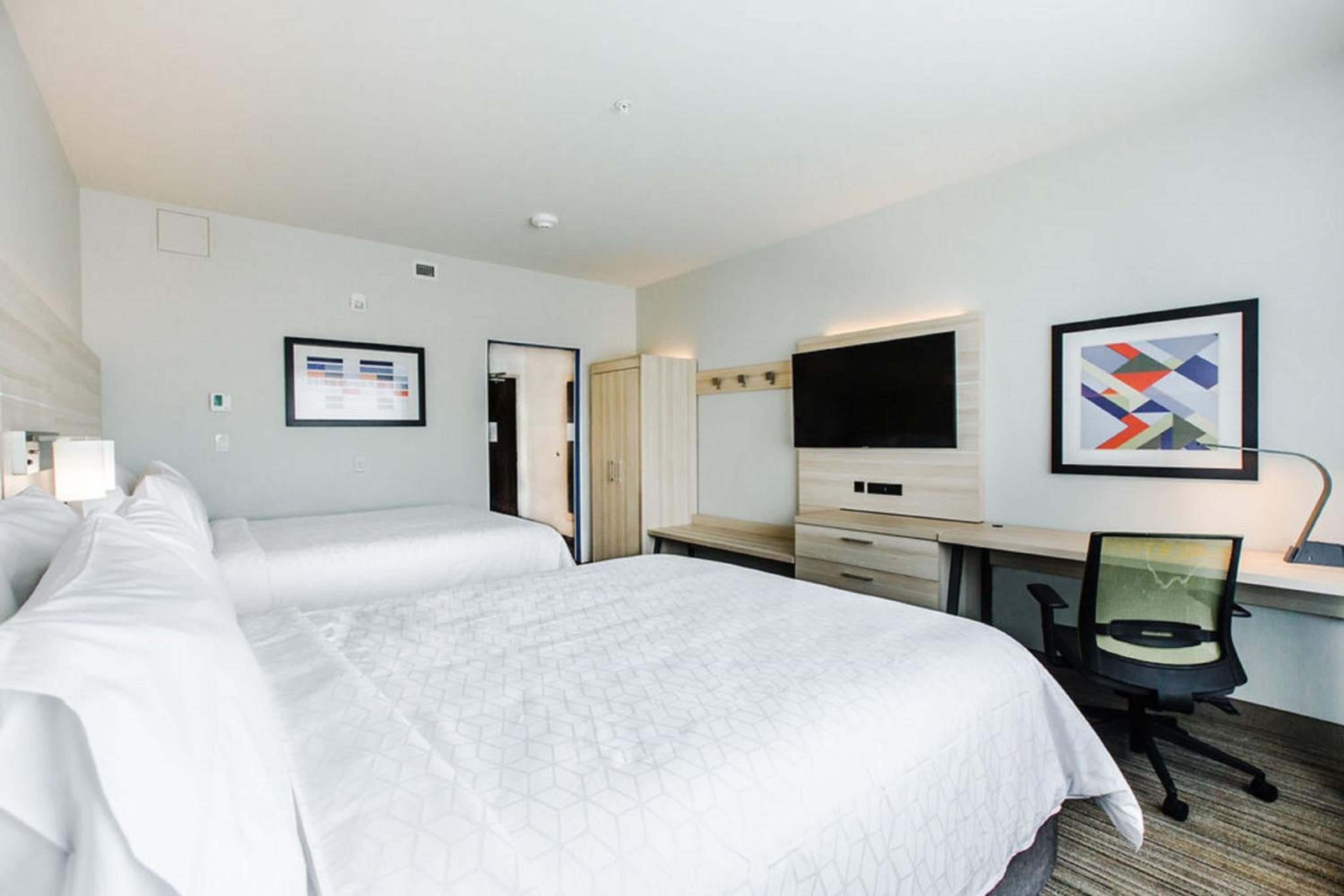 Standard Room with Two Queen Beds - Photo 6
