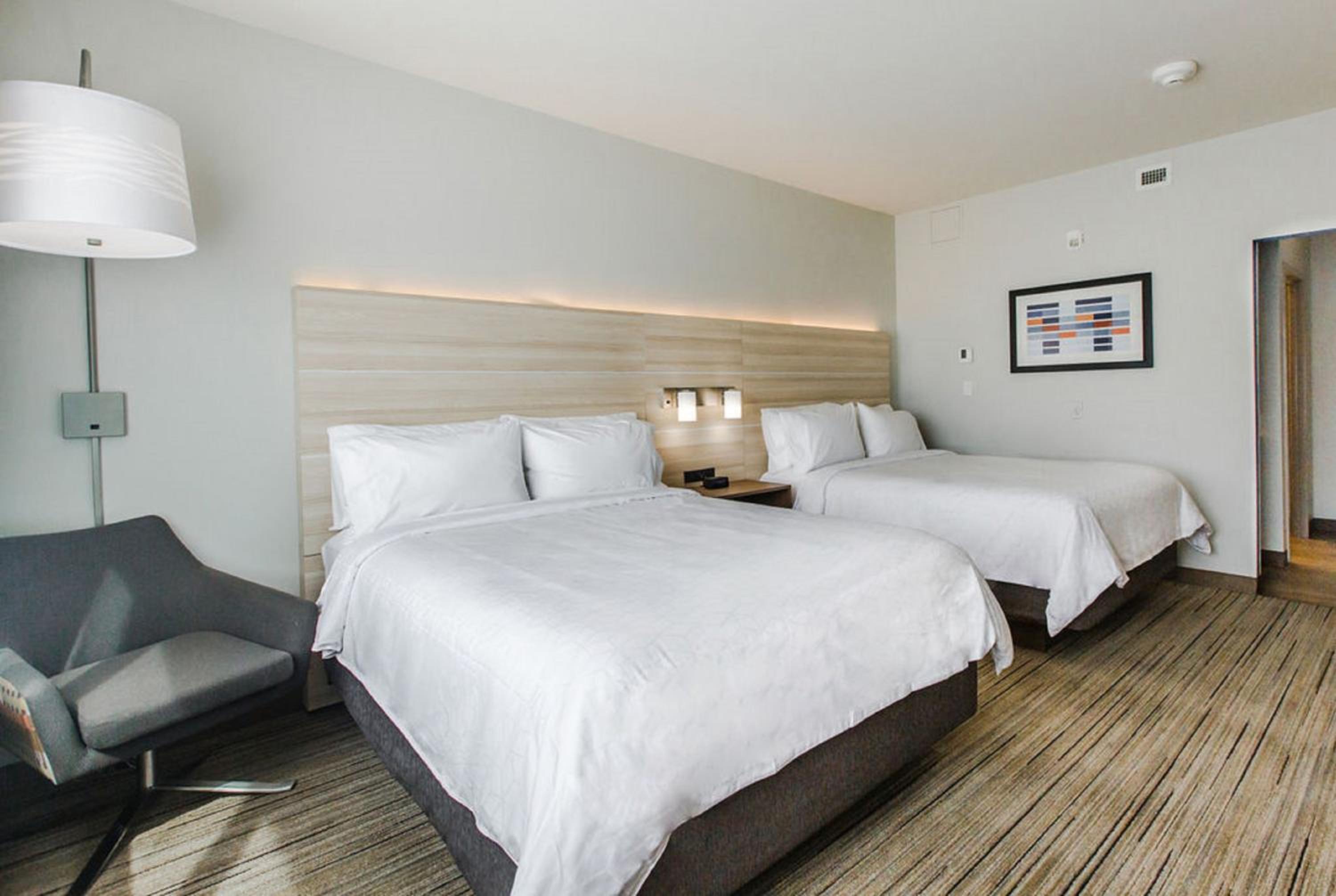 Standard Room with Two Queen Beds - Photo 2