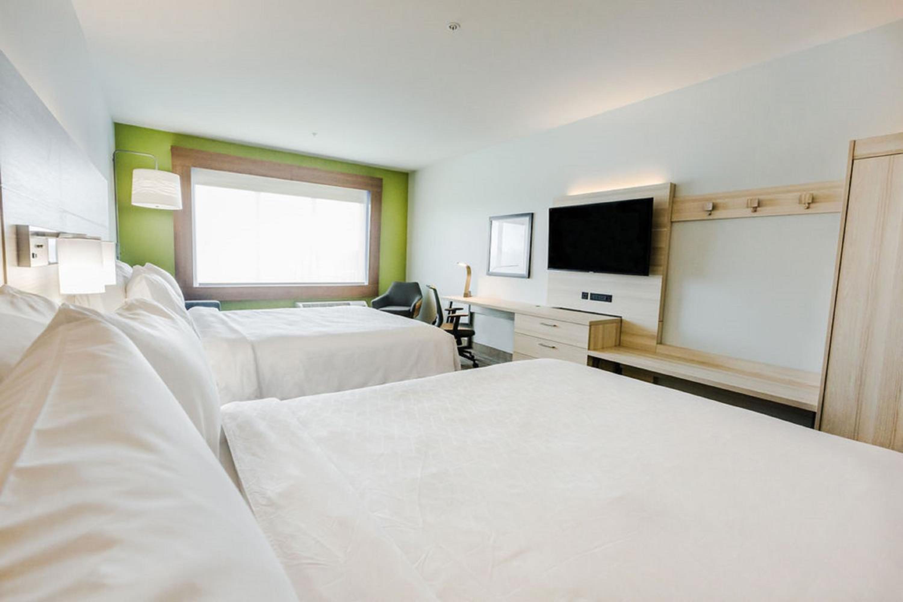 Standard Room with Two Queen Beds - Photo 7