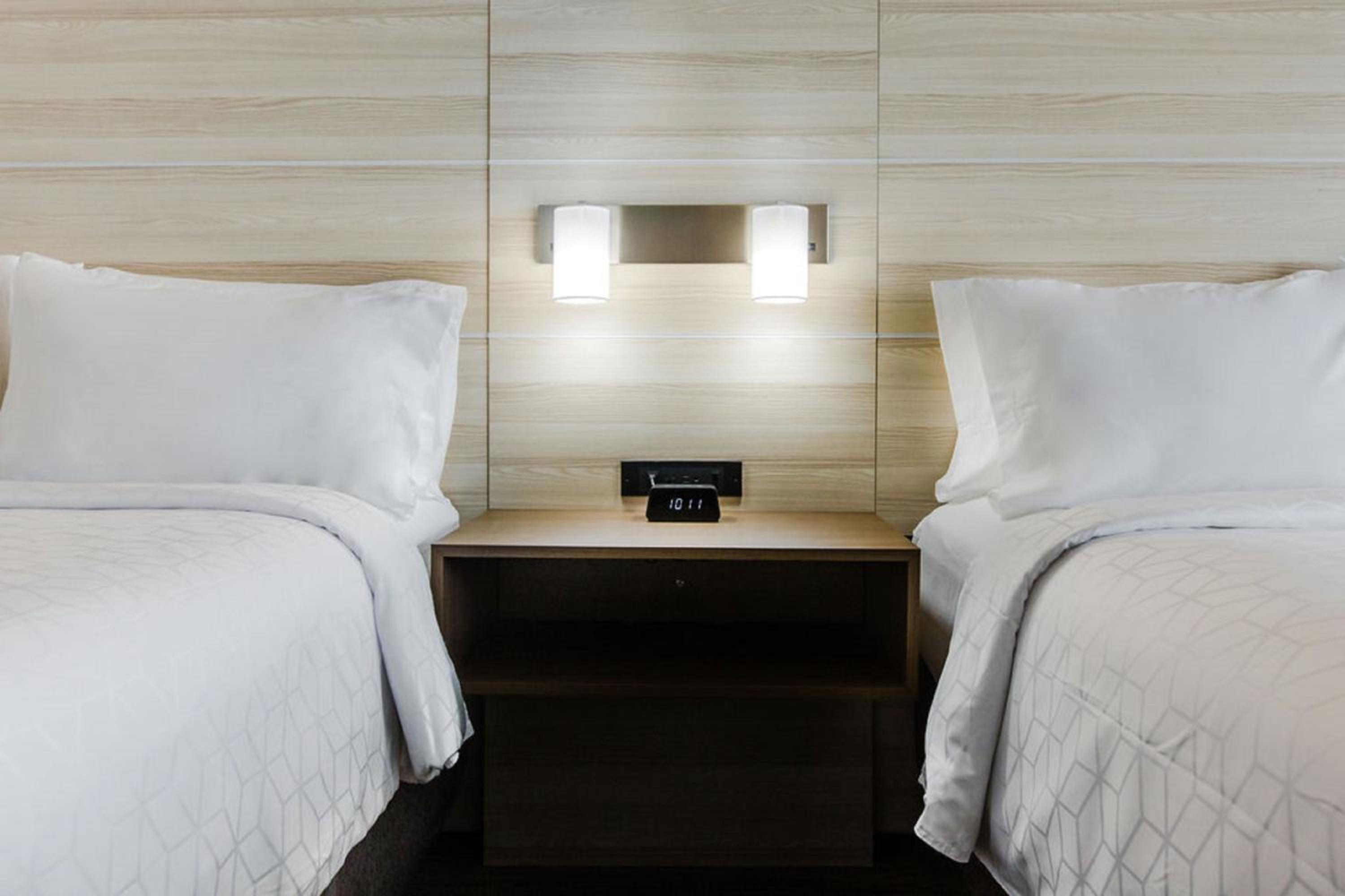 Standard Room with Two Queen Beds - Photo 9