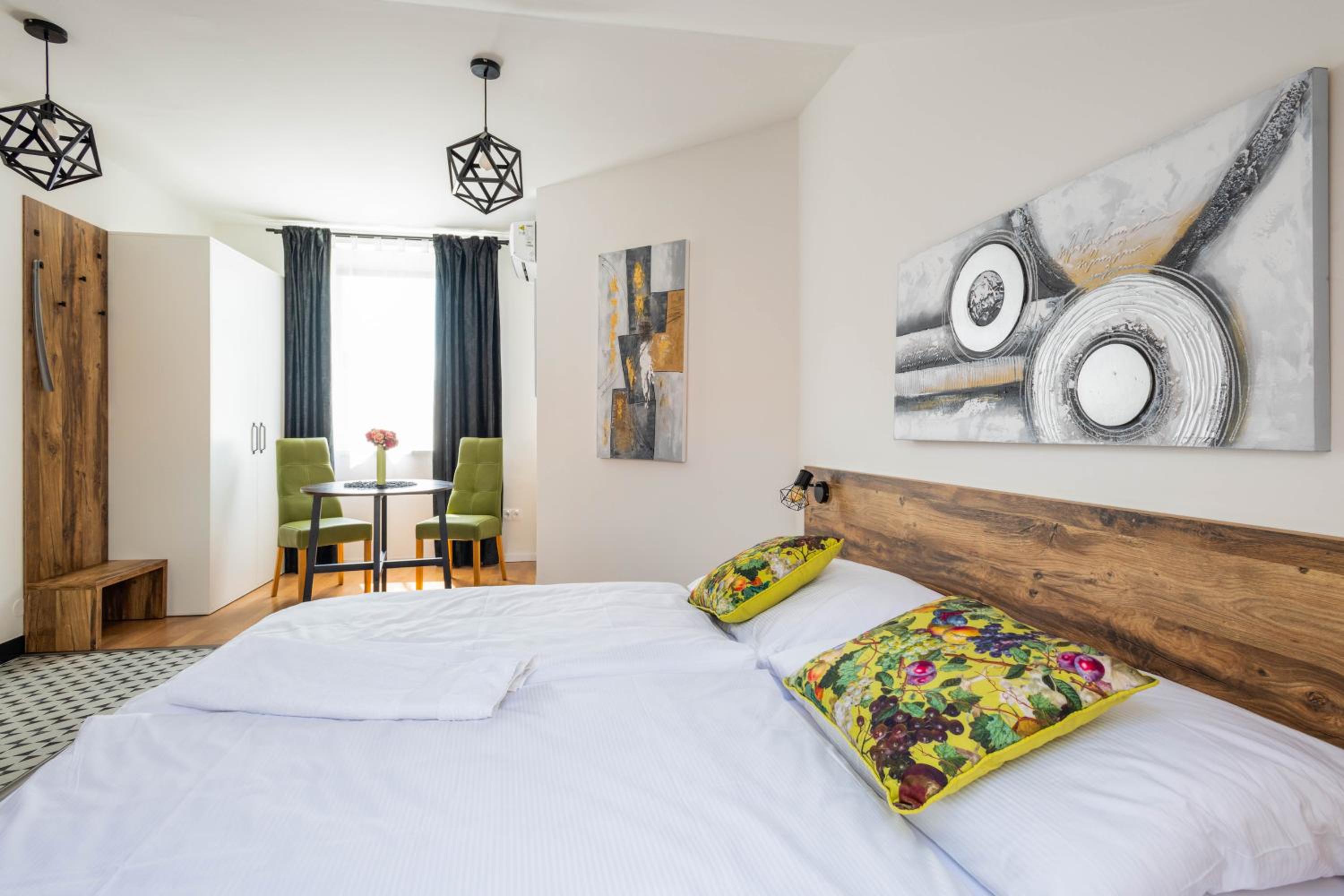 One-Bedroom Apartment - Photo 3