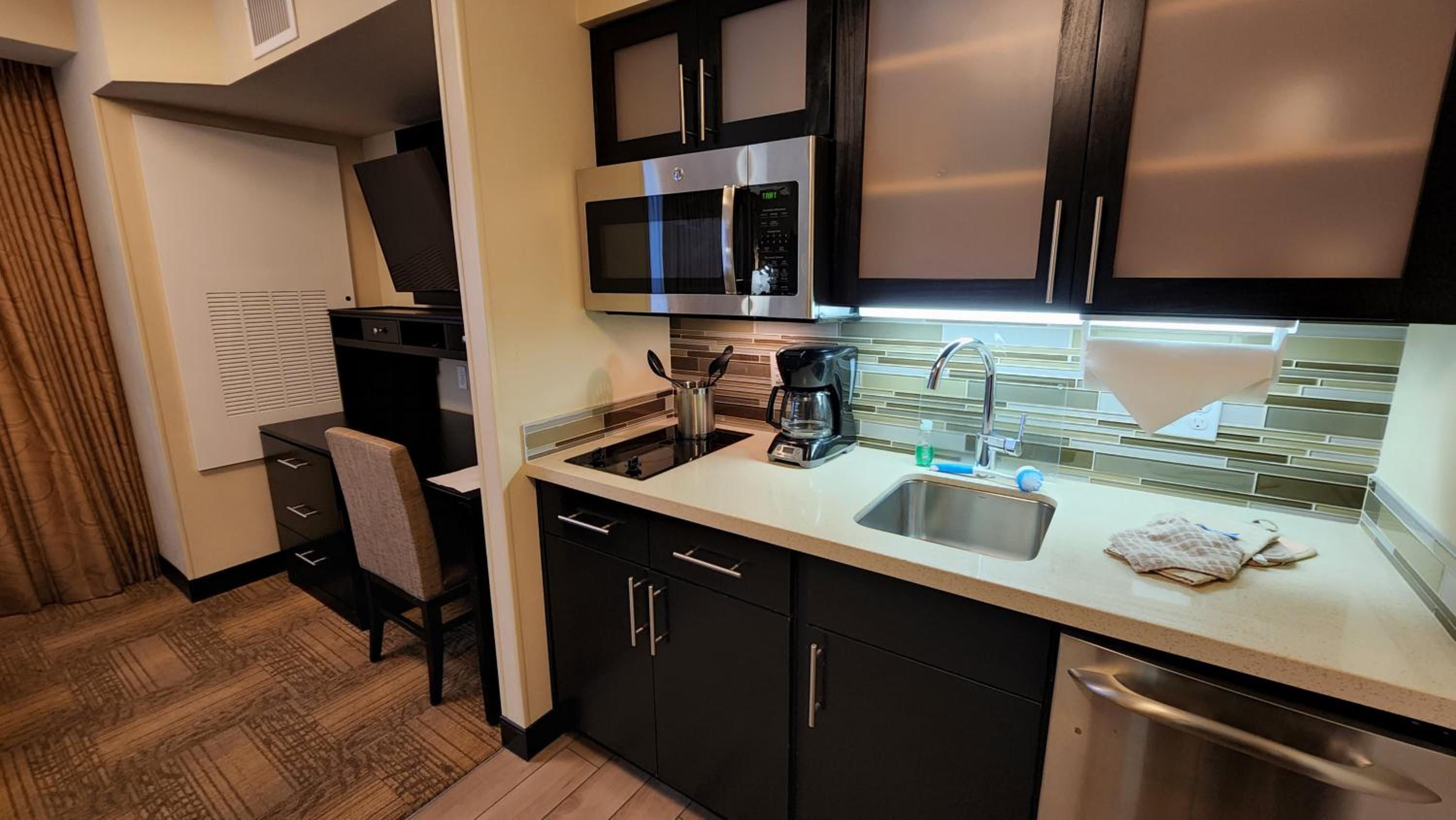 Queen Studio Suite with Partial Kitchen thumbnail 5