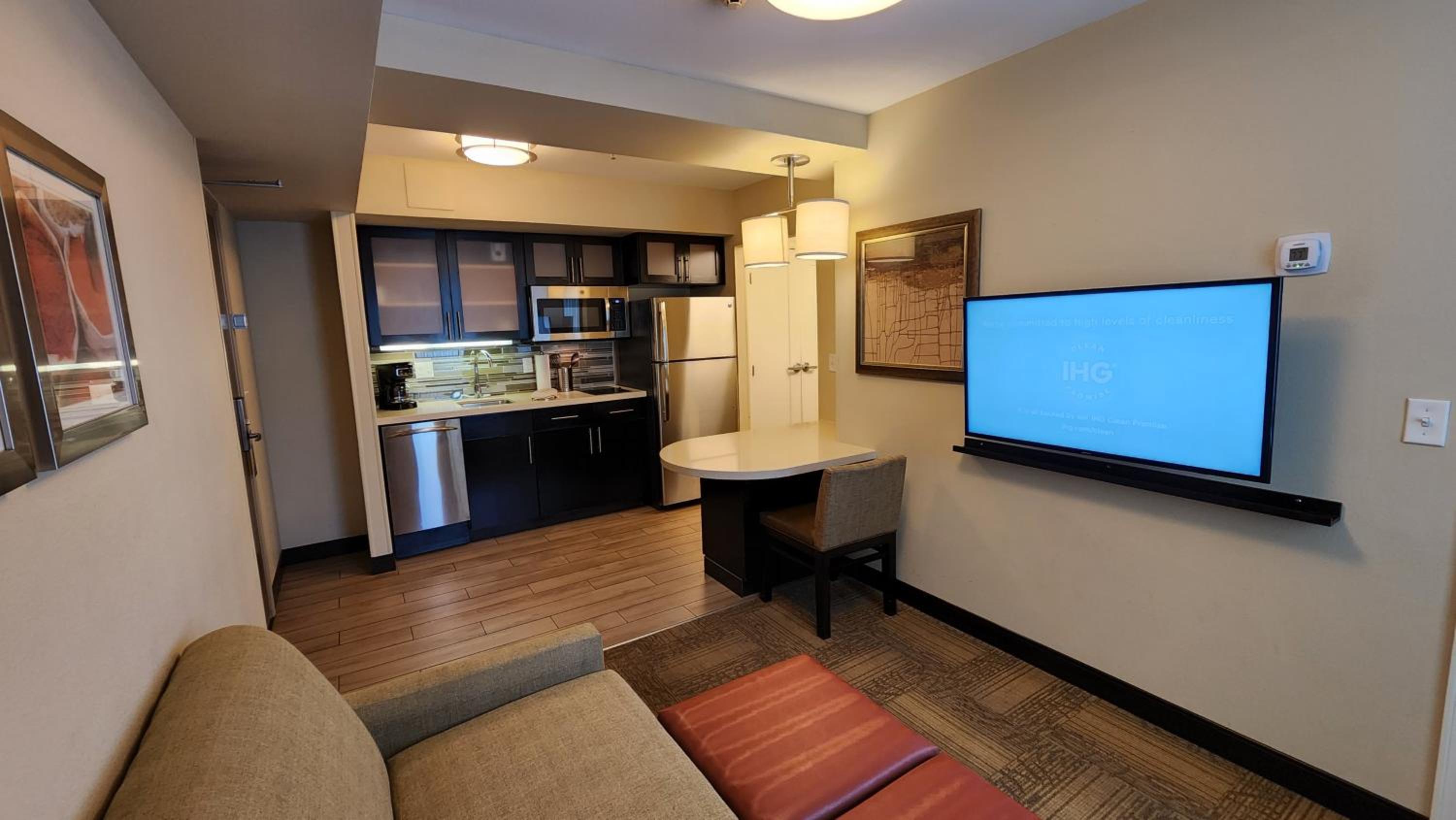 One-Bedroom King Suite thumbnail 5