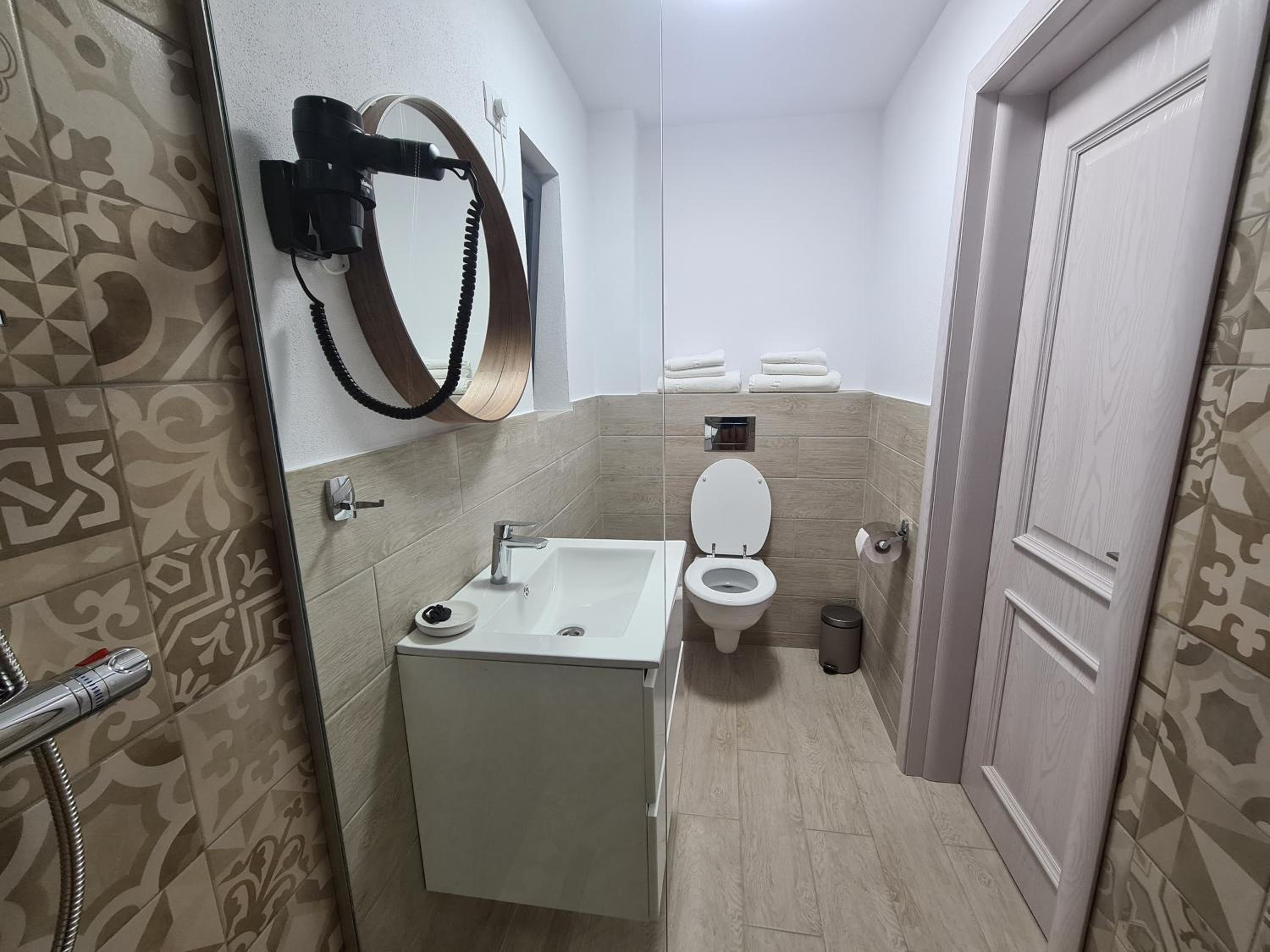 Double Room - Photo 7