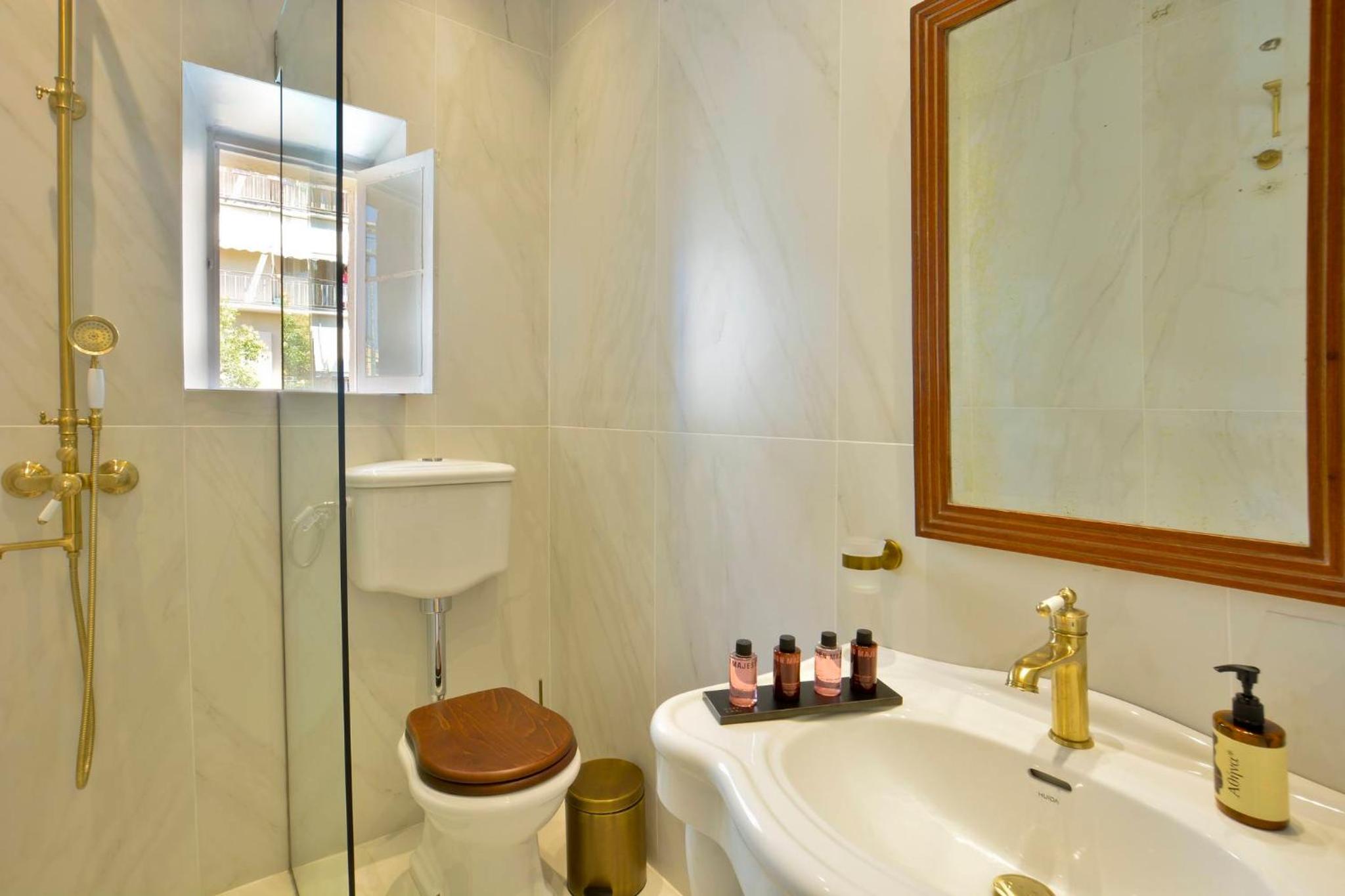 Double Room with Balcony - Photo 2