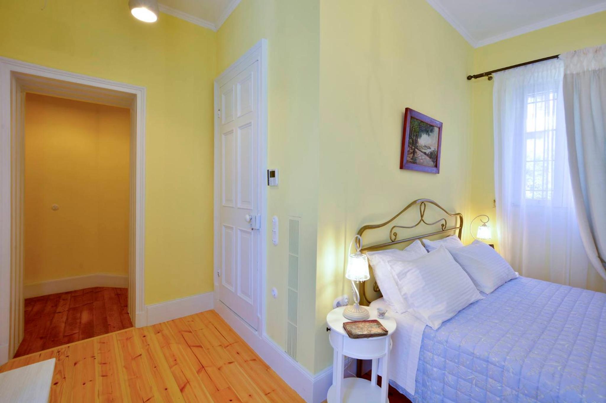 Double Room with Balcony - Photo 9