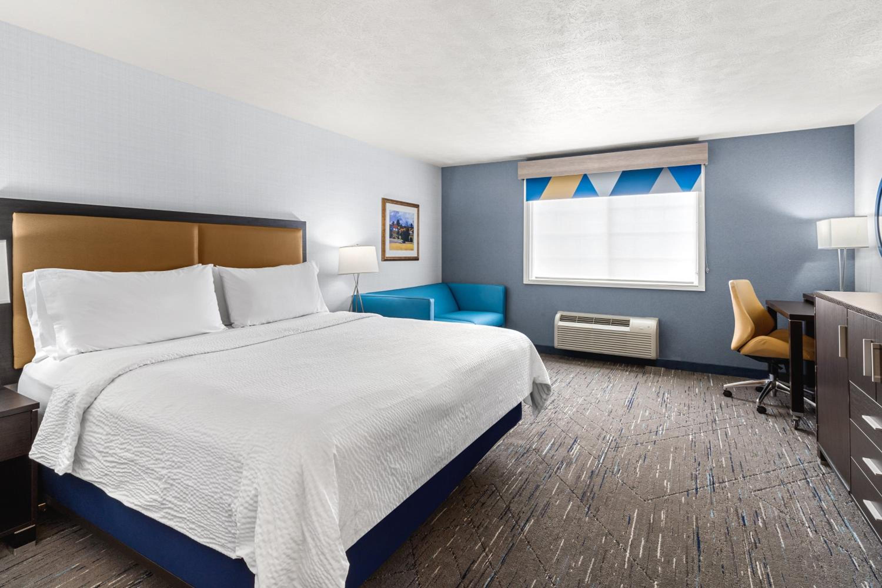 Standard King Room with Sofa Bed - Photo 2