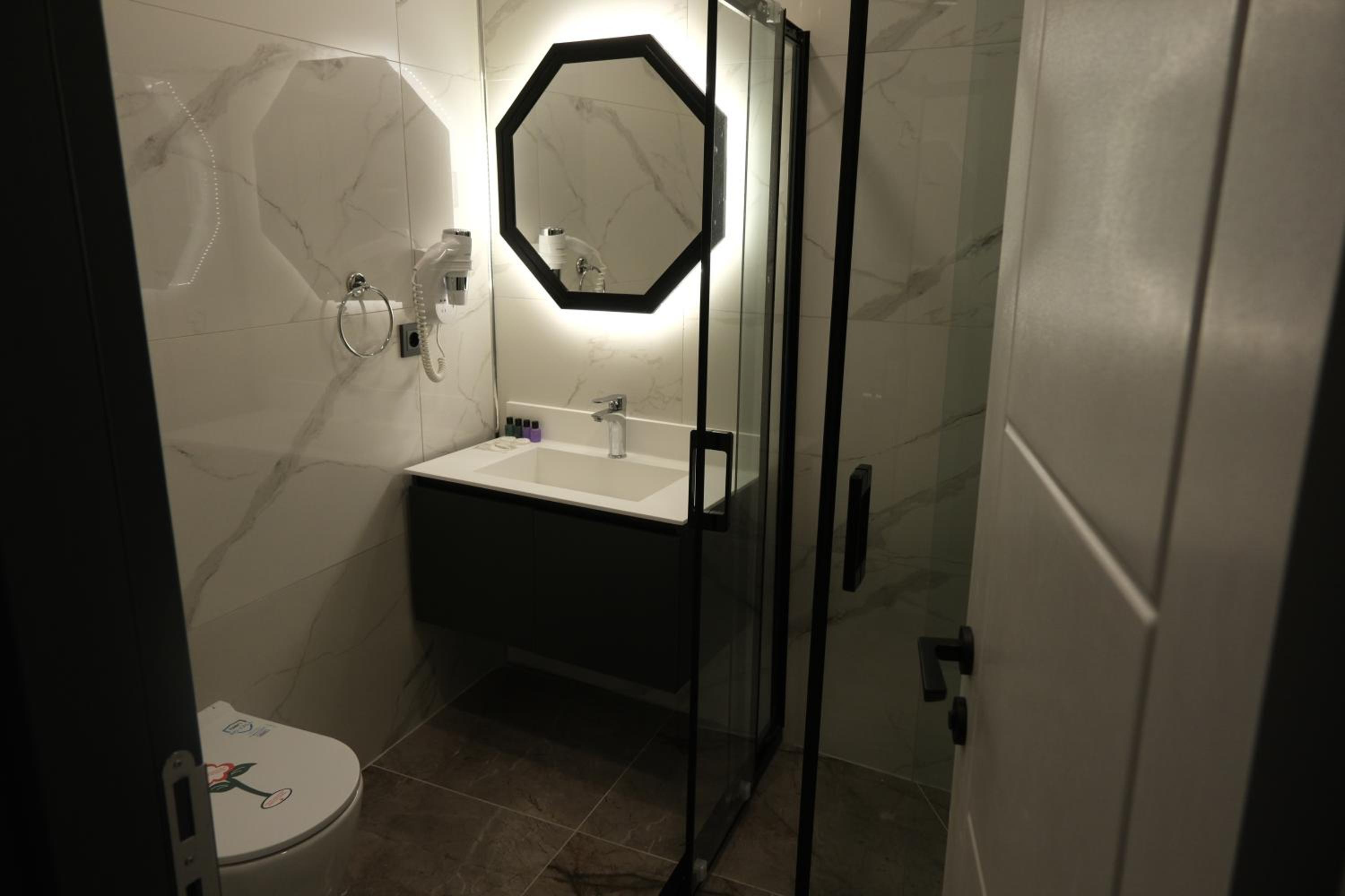 Standard Double Room - Photo 11