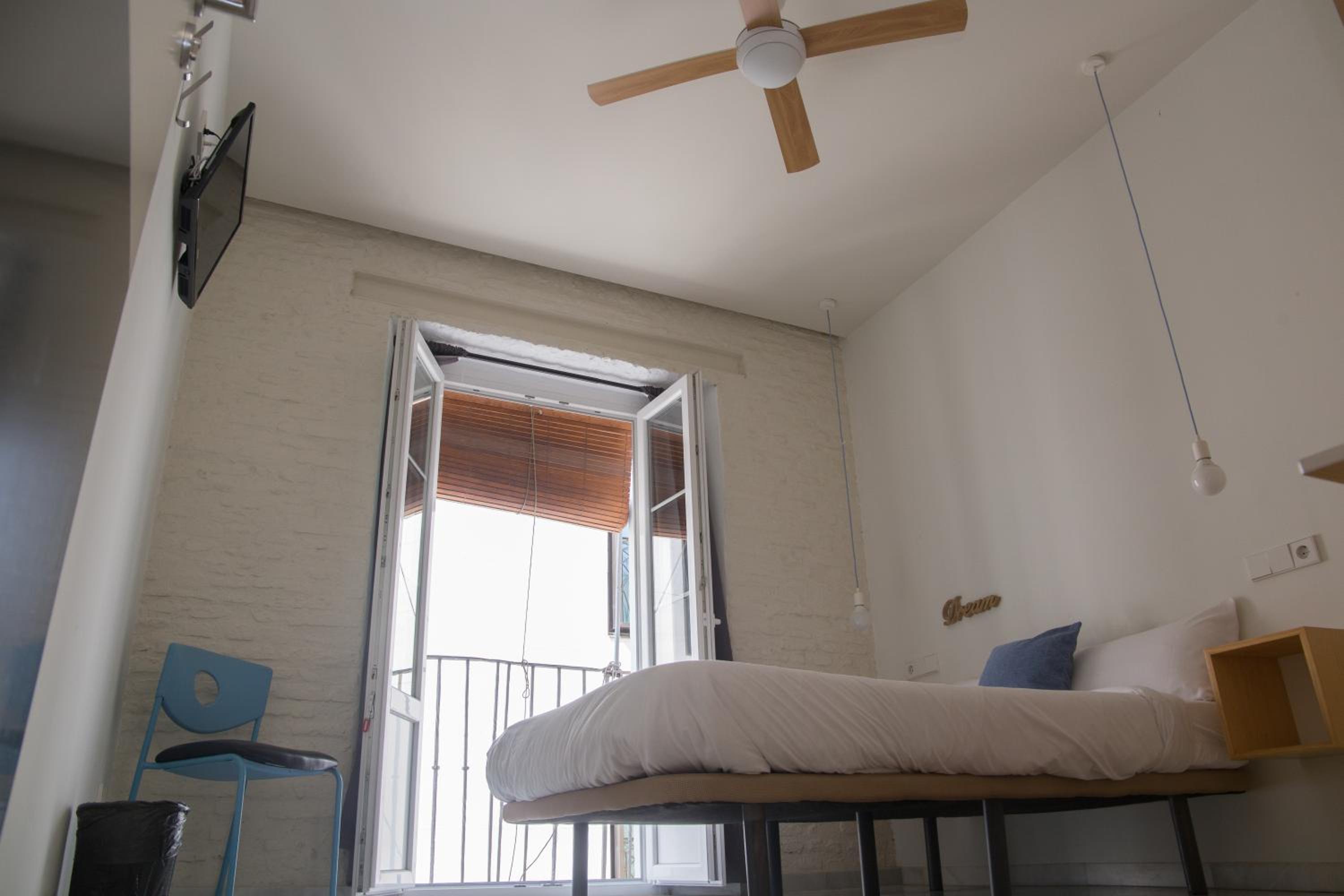 Habitación Doble con Baño Privado Externo y Balcón