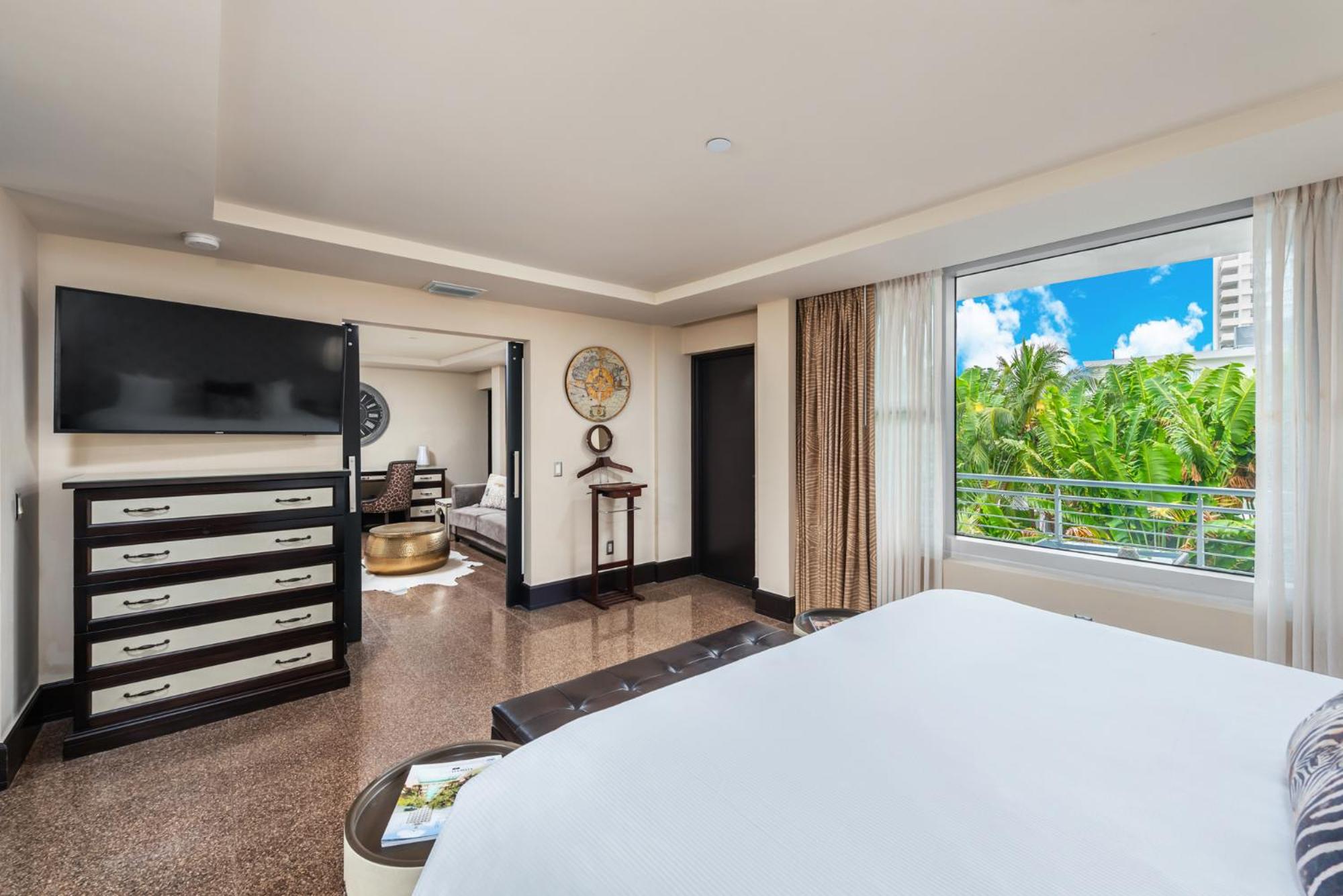 Poolside Cabana Suite photo 3