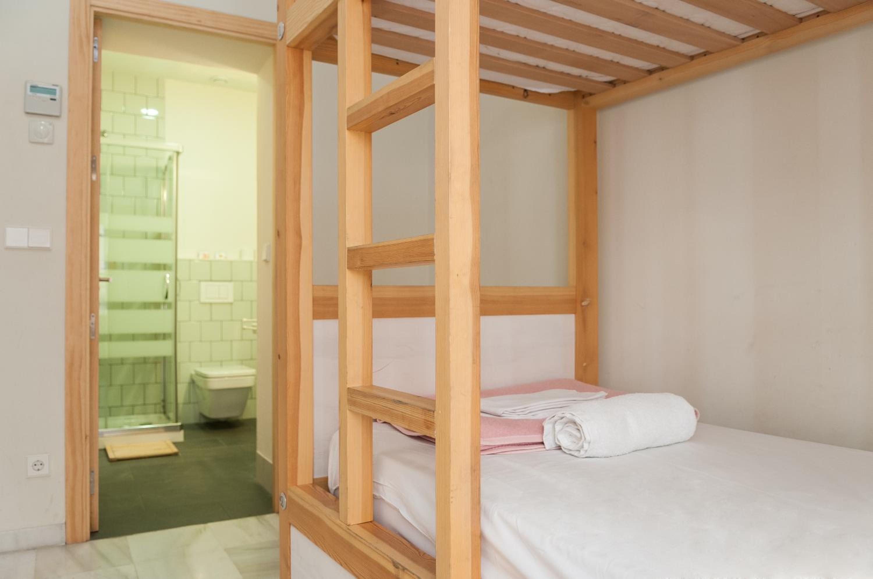 Cama en habitación compartida de 4 camas para mujeres.