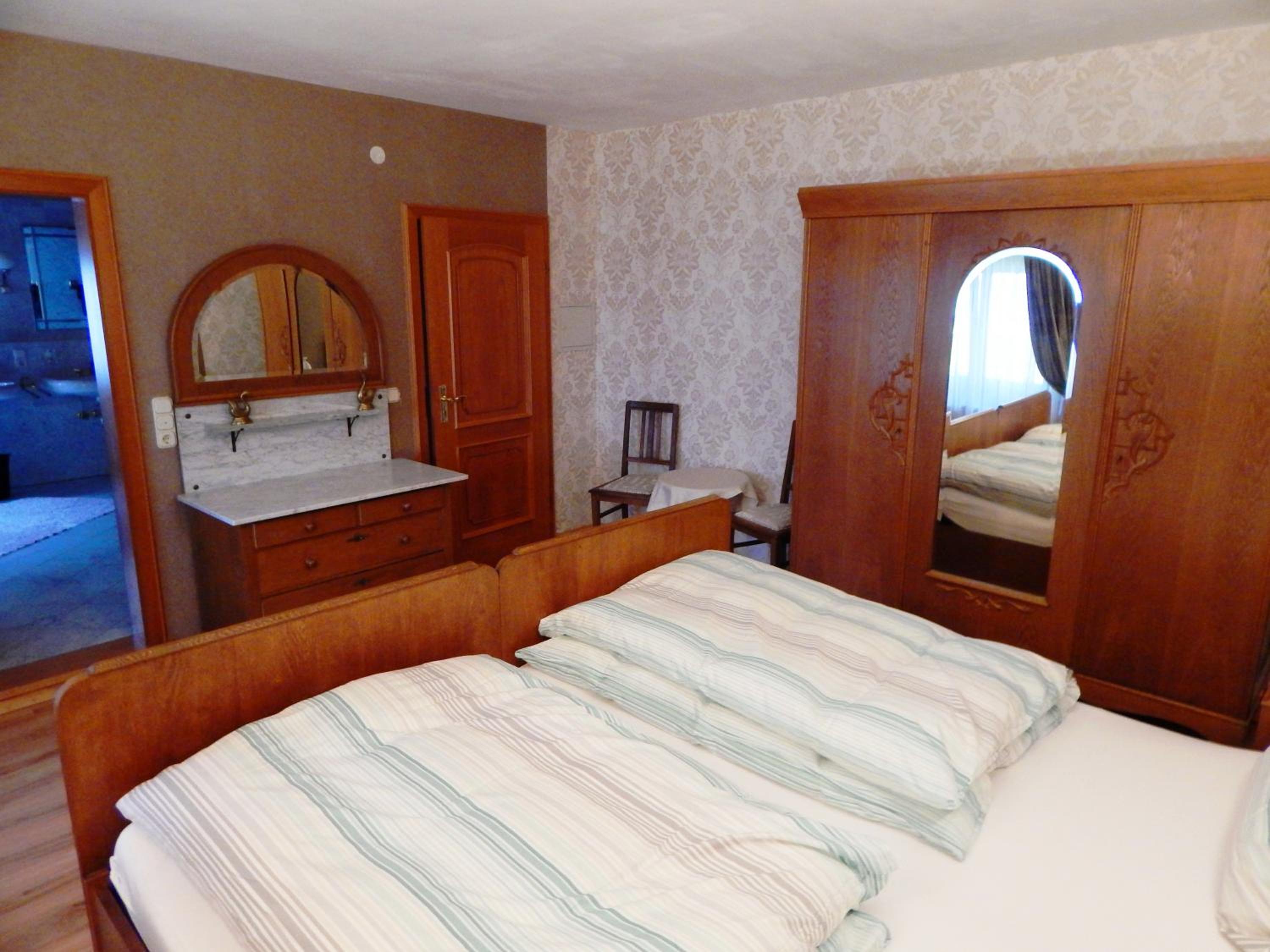 Eight-Bedroom House photo 2