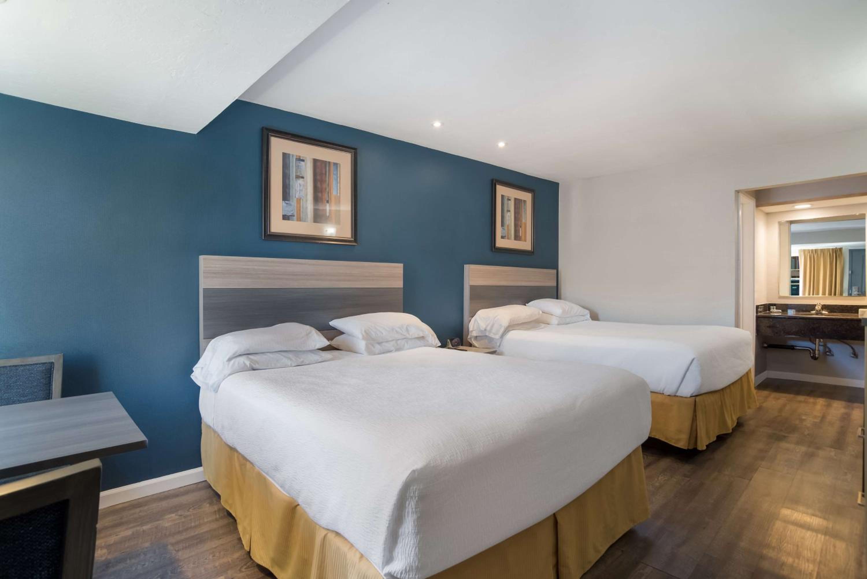 Queen Room with Two Queen Beds - Photo 3