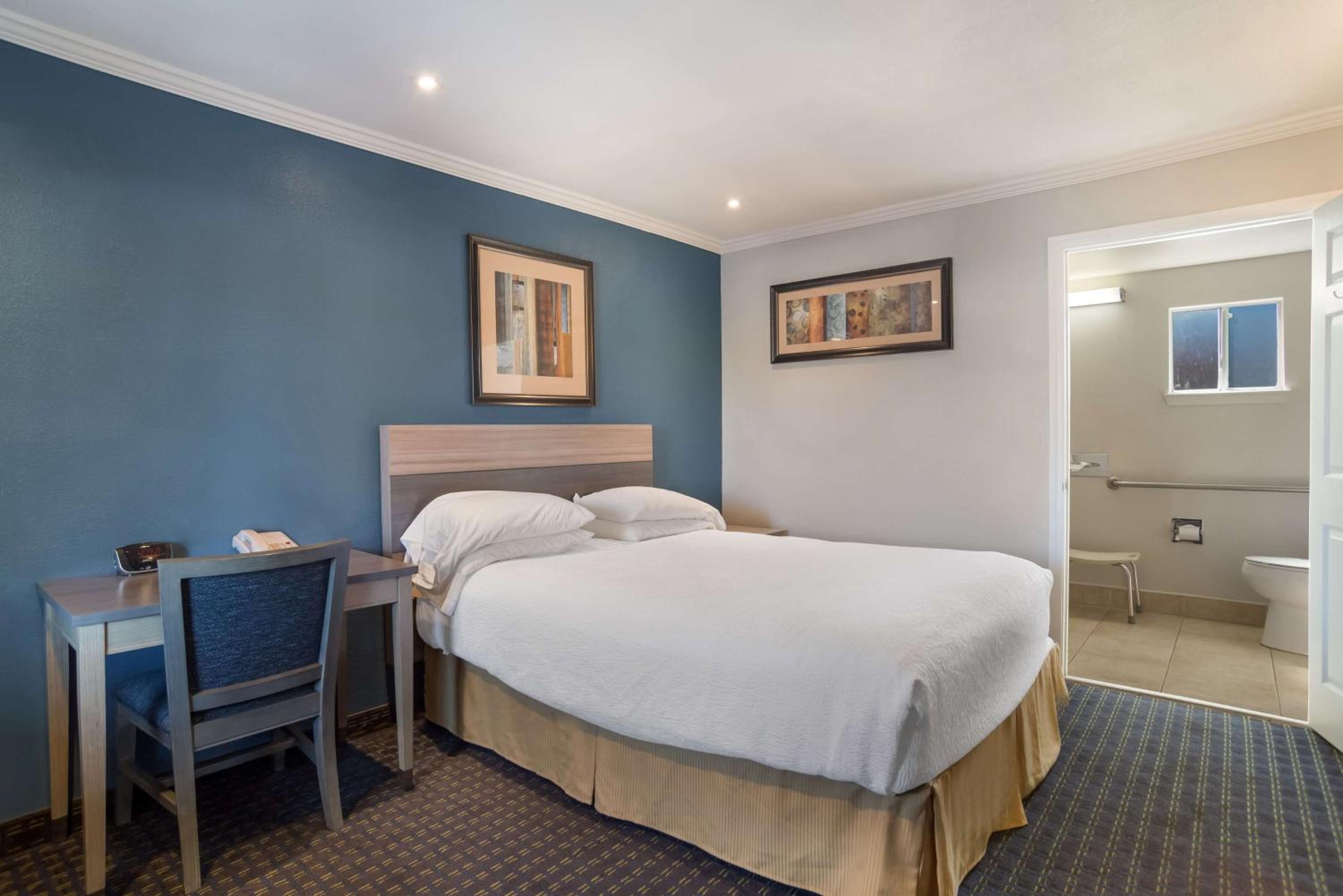Queen Room - Mobility Accessible/Non-Smoking - Photo 1