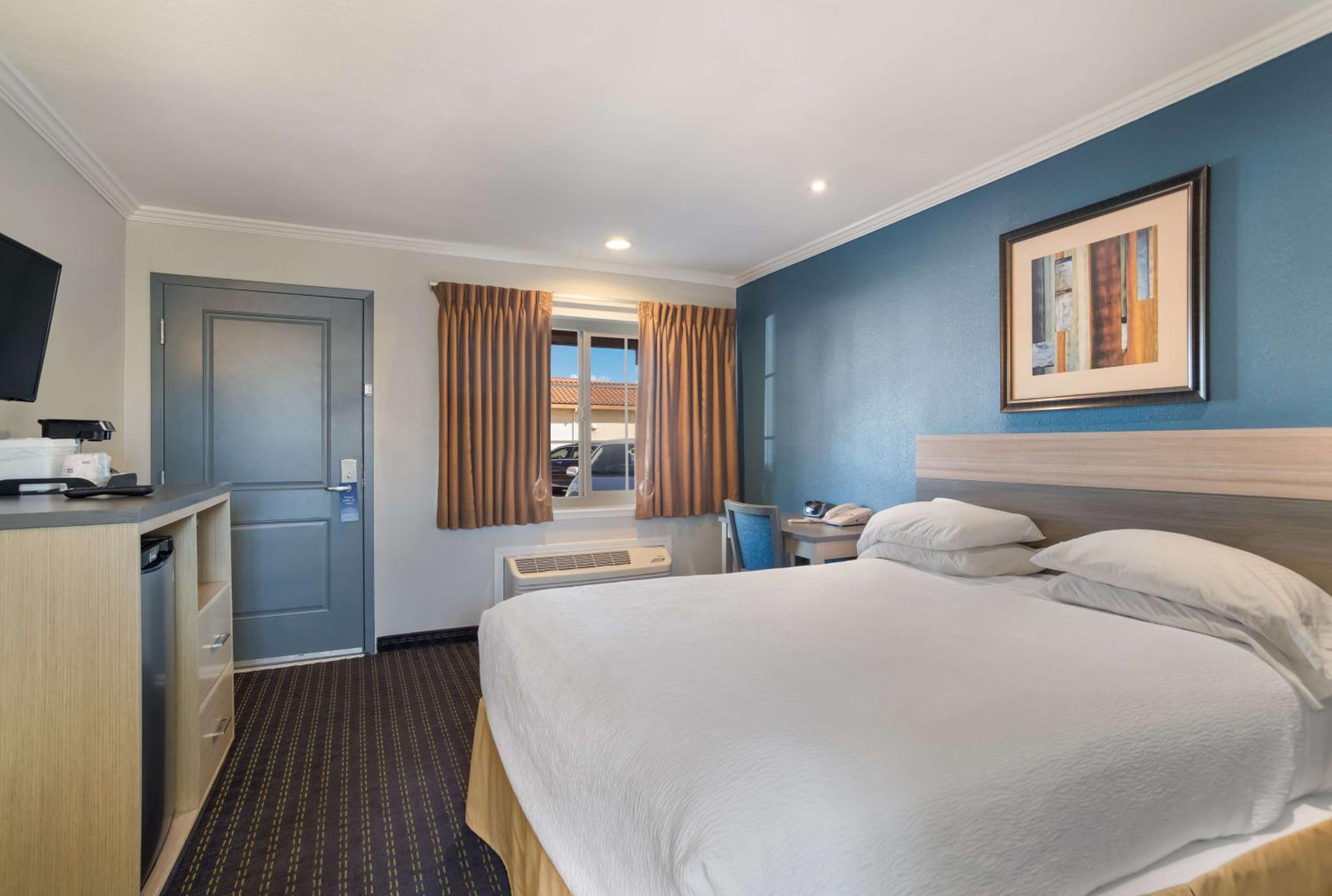 Queen Room - Mobility Accessible/Non-Smoking - Photo 3