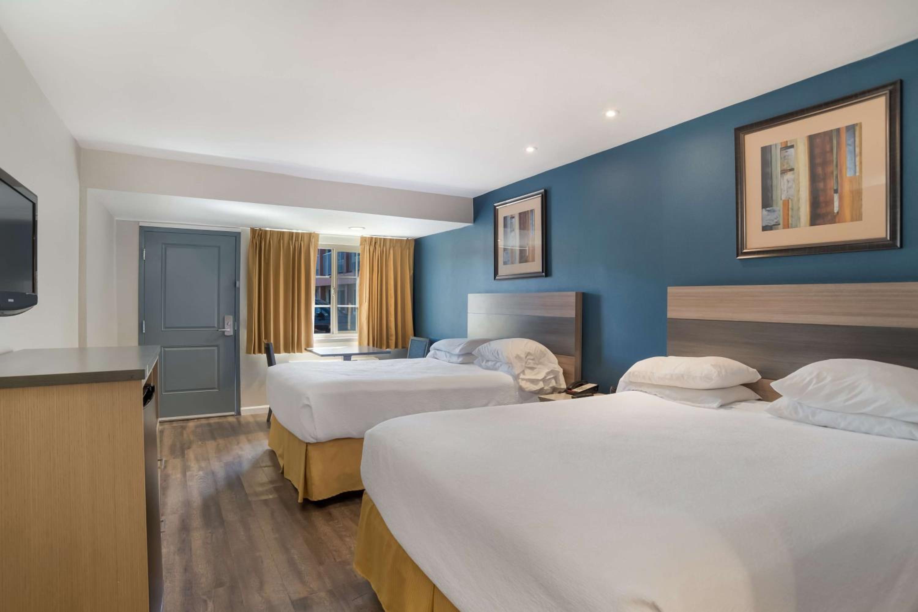 Queen Room with Two Queen Beds - Photo 2