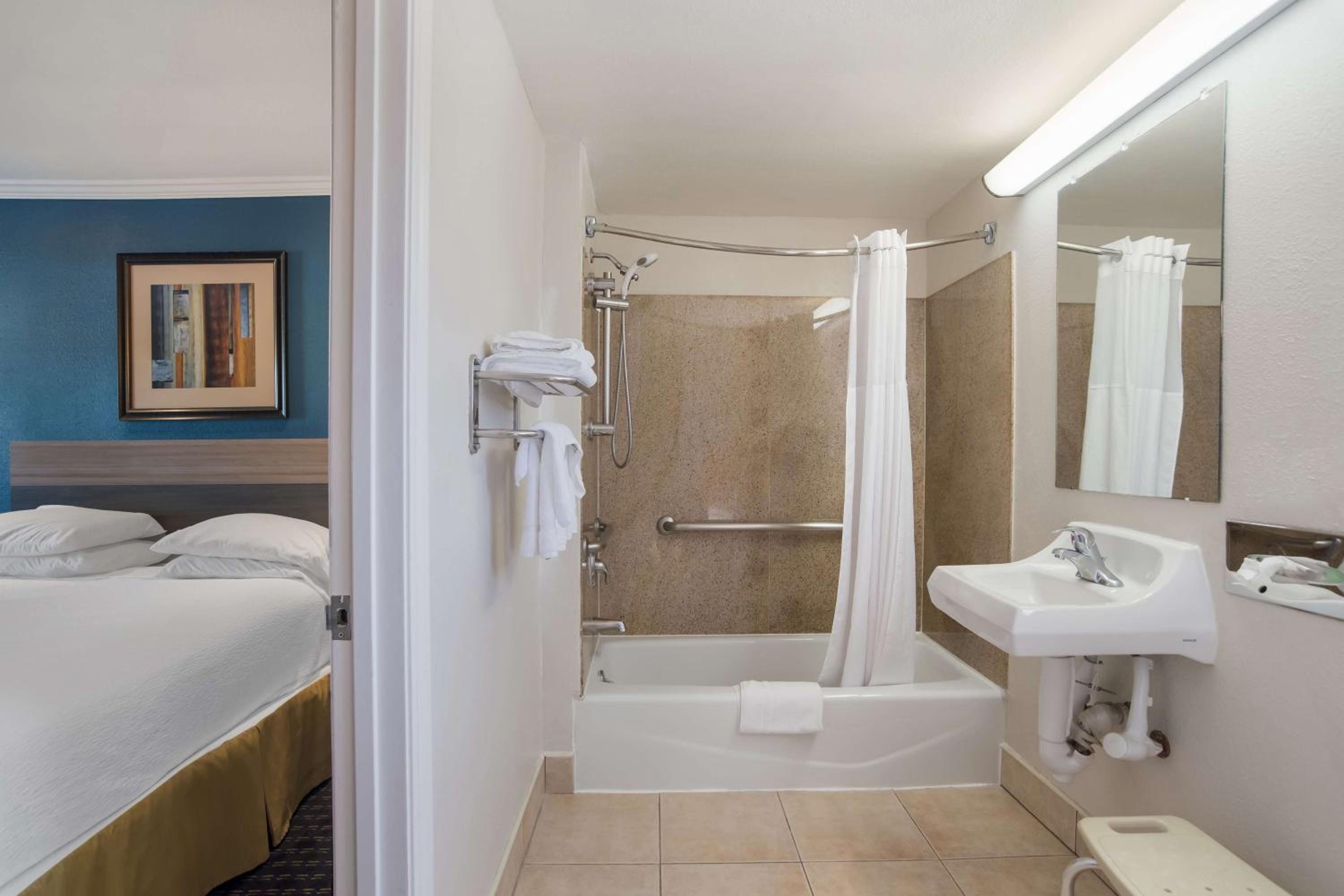 Queen Room - Mobility Accessible/Non-Smoking - Photo 2