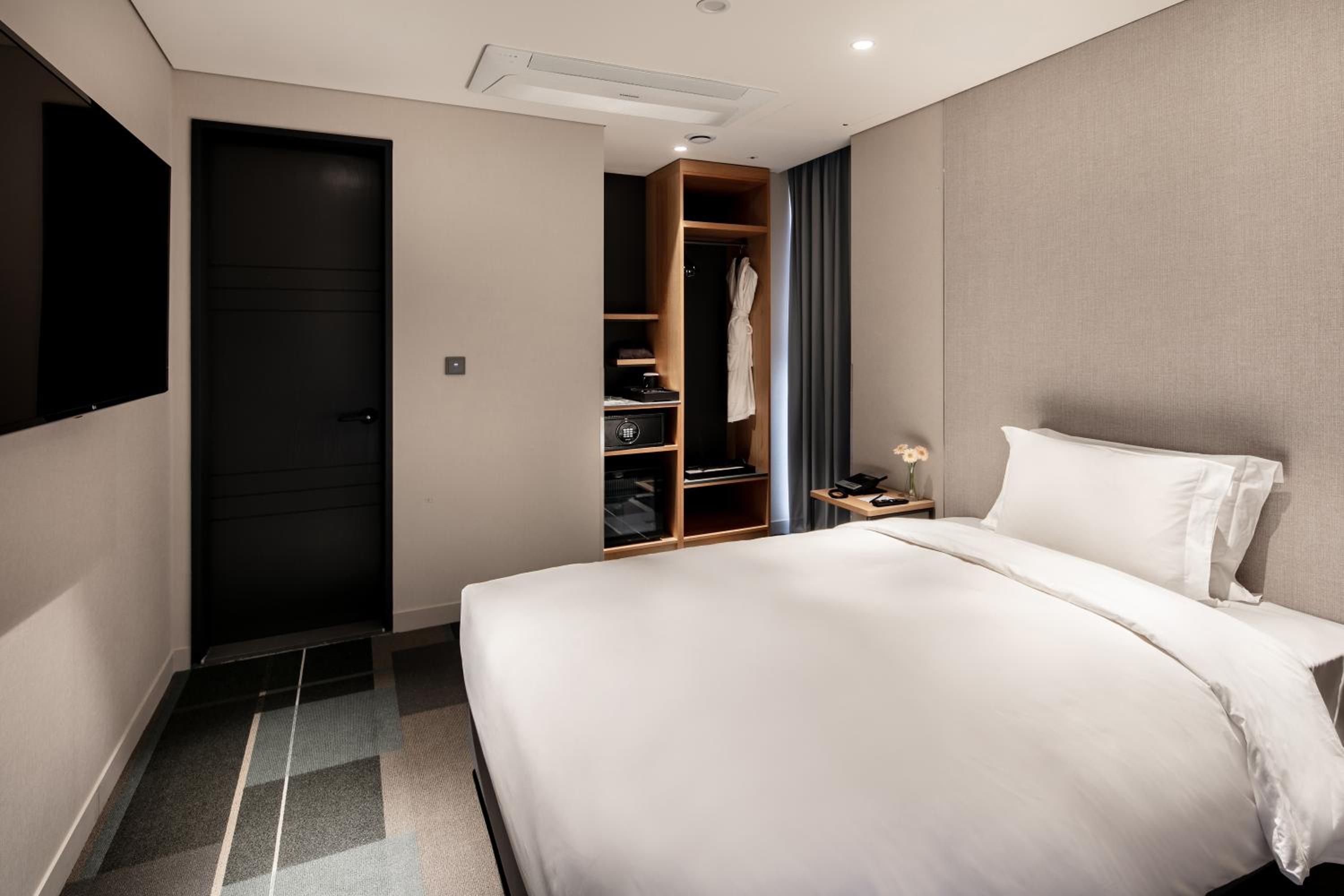 Standard Single Room(Small room - Room Located at the corner)