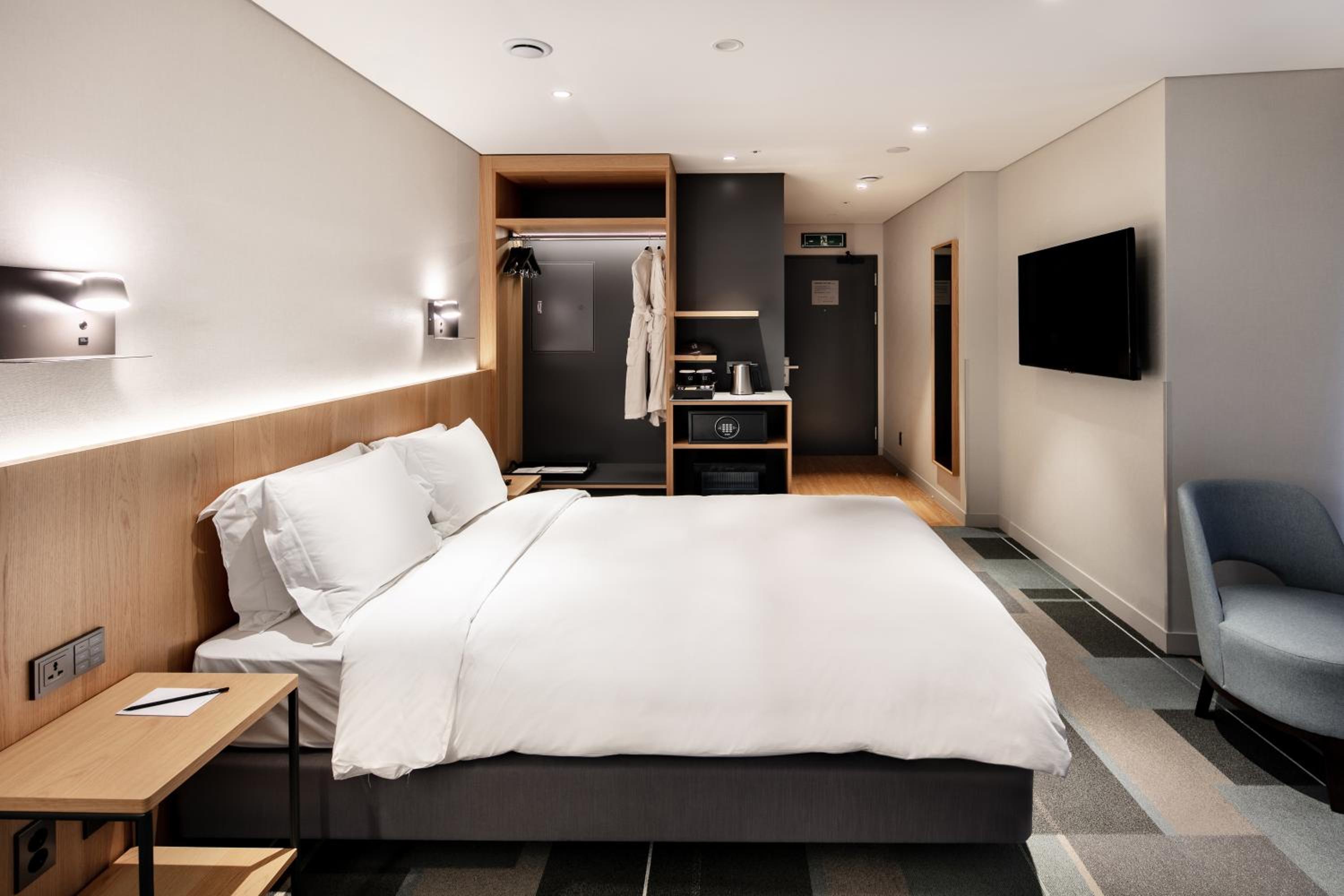 Deluxe Corner Double Room (No Parking) - Photo 2