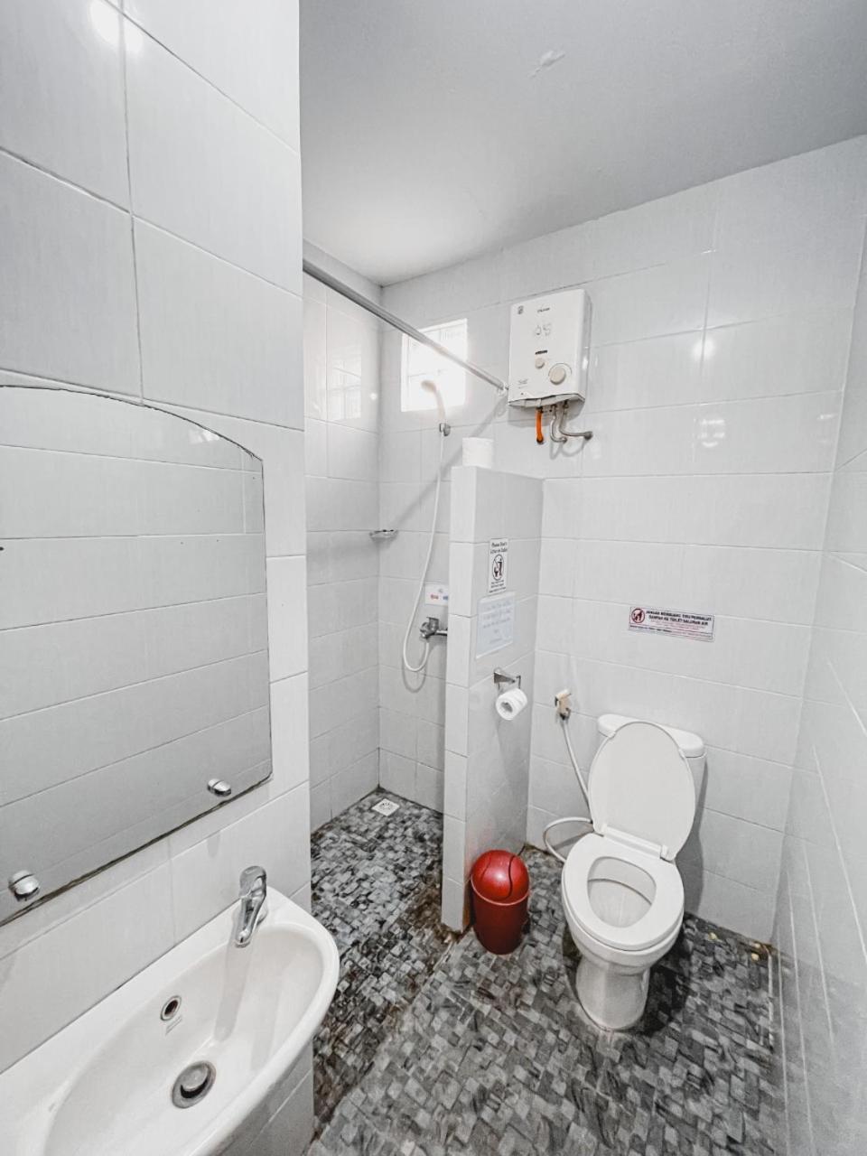 Twin Room with Private Bathroom photo 2