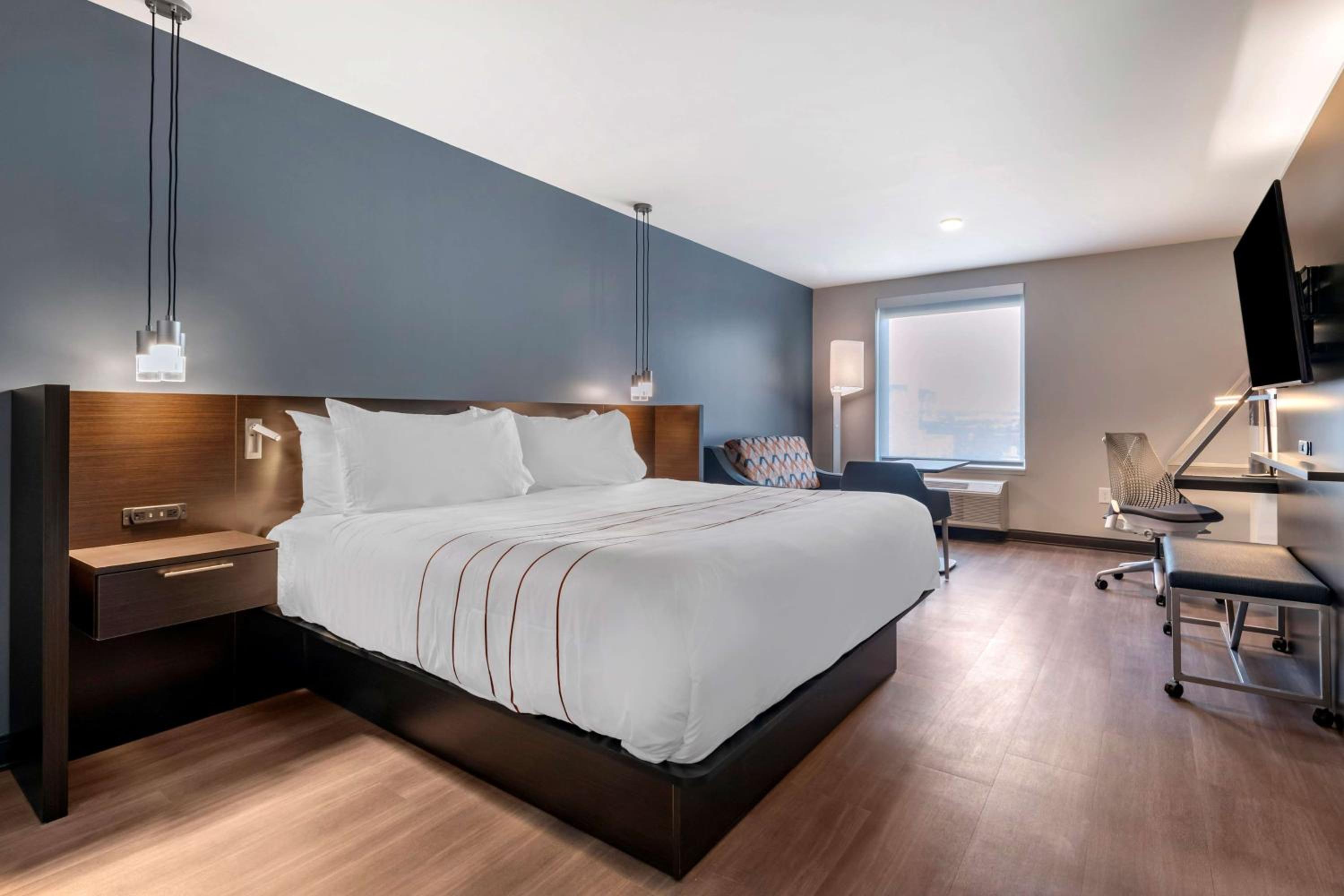 Larger King Room  - Photo 1