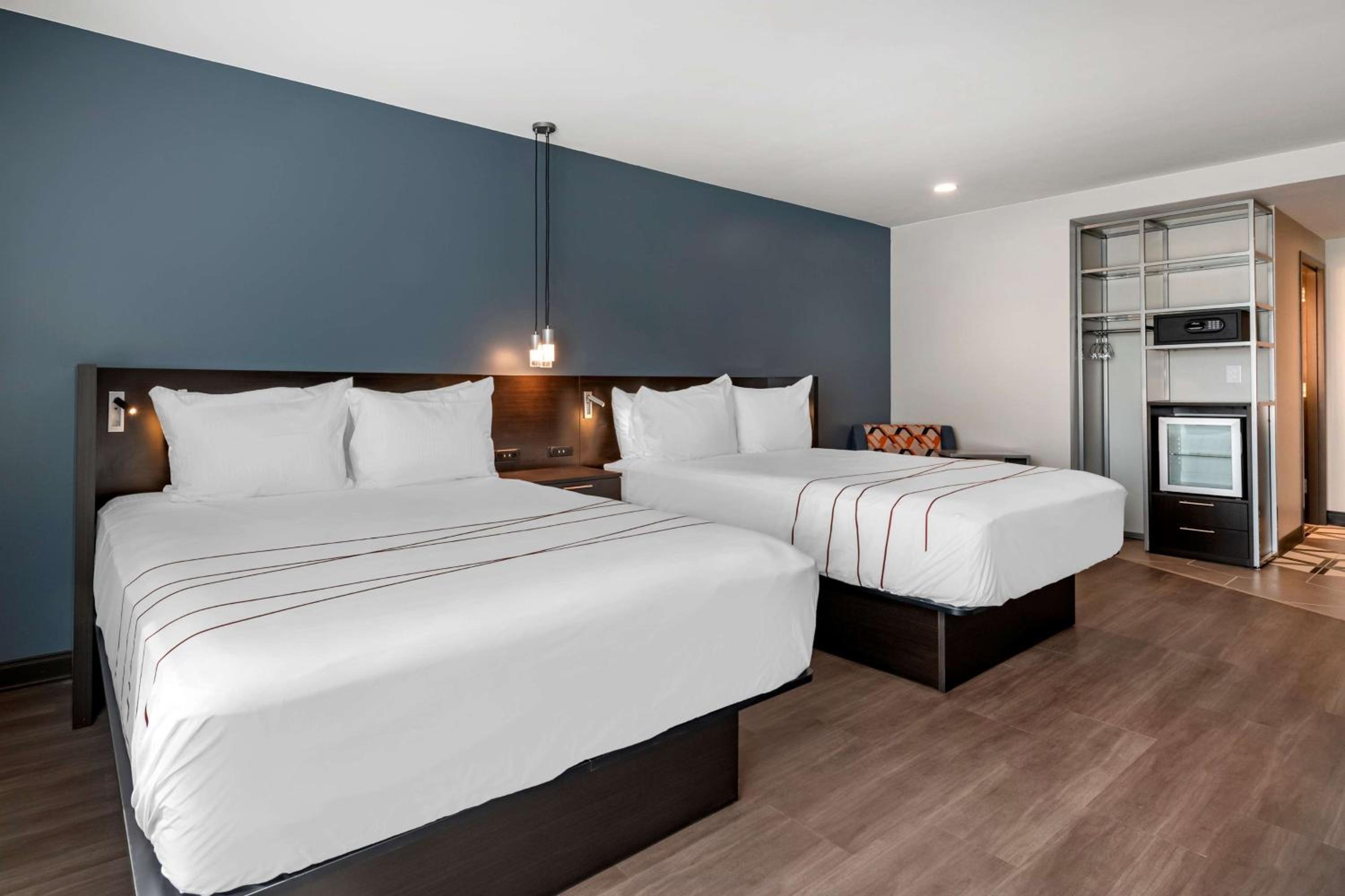 Queen Room with Two Queen Beds - Photo 2
