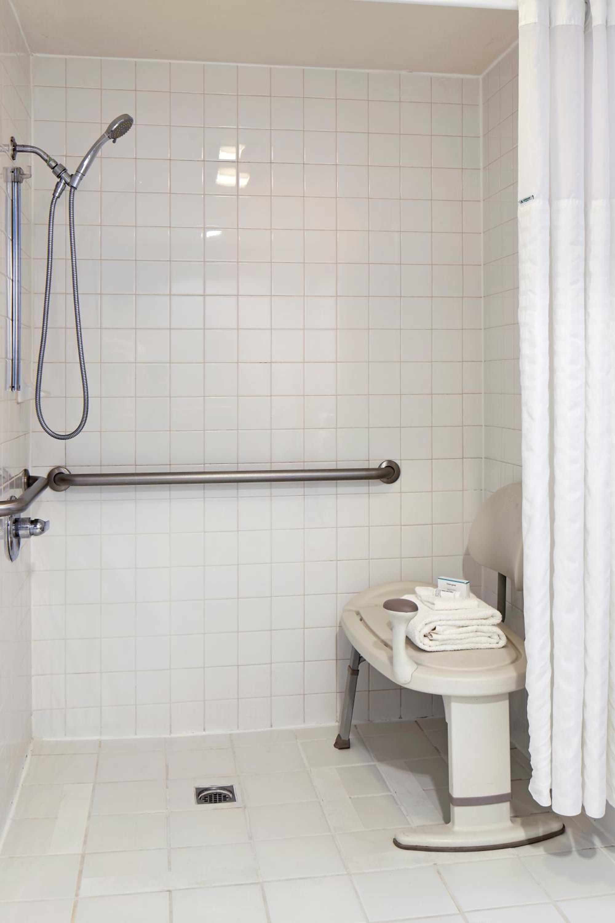 Queen Room - Disability Access - Photo 4