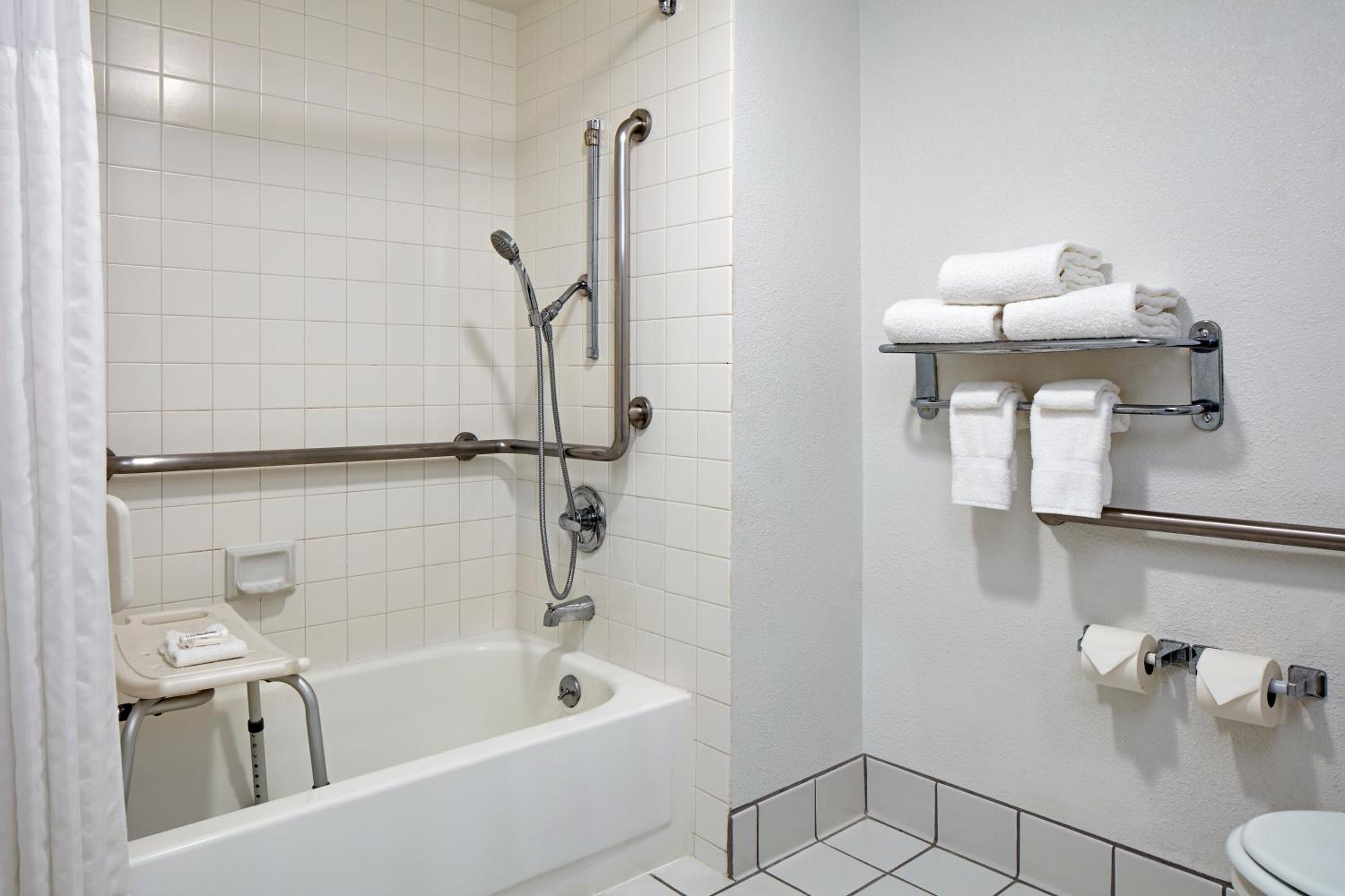 Queen Room - Disability Access - Photo 2