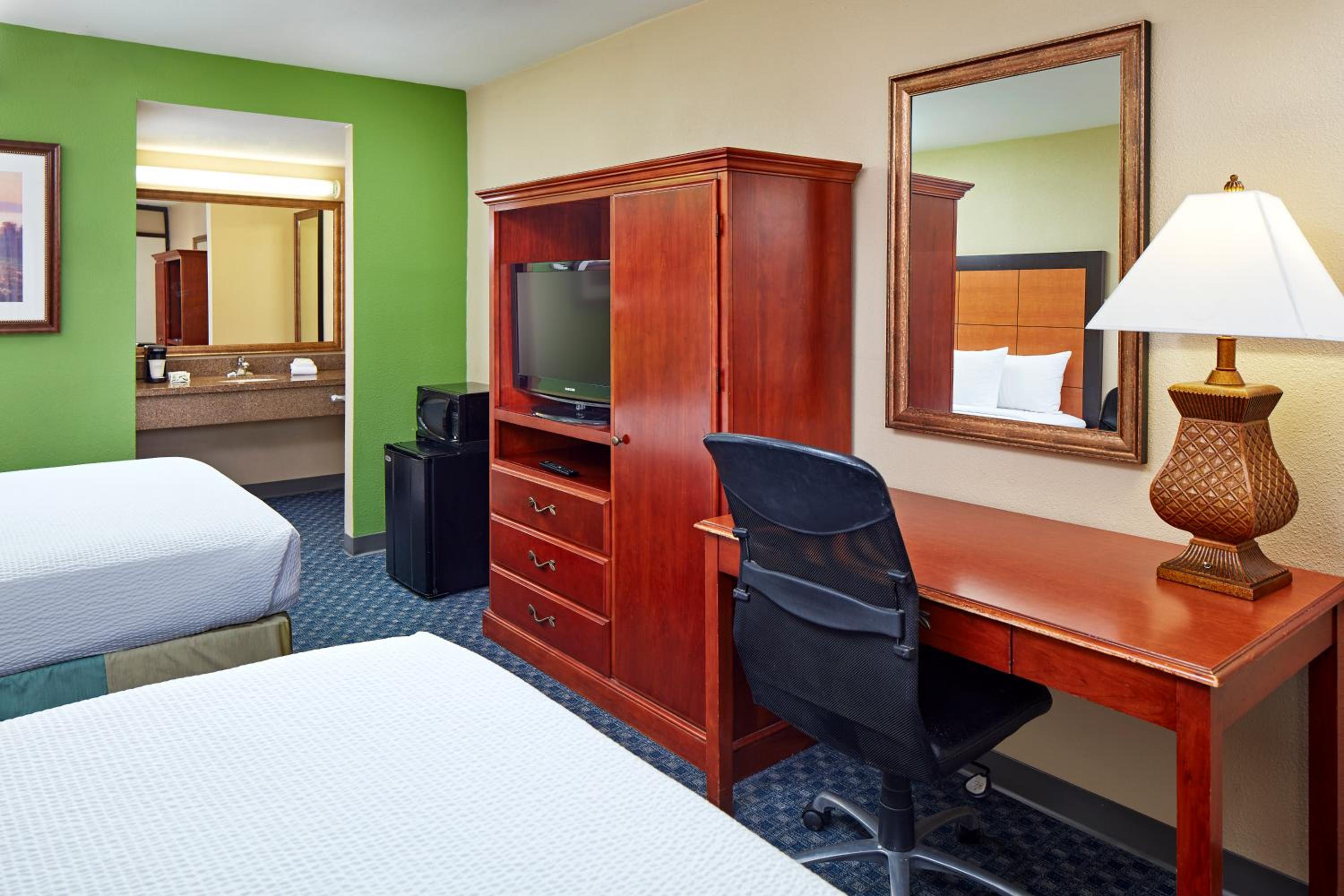 Queen Room with Two Queen Beds - Photo 2