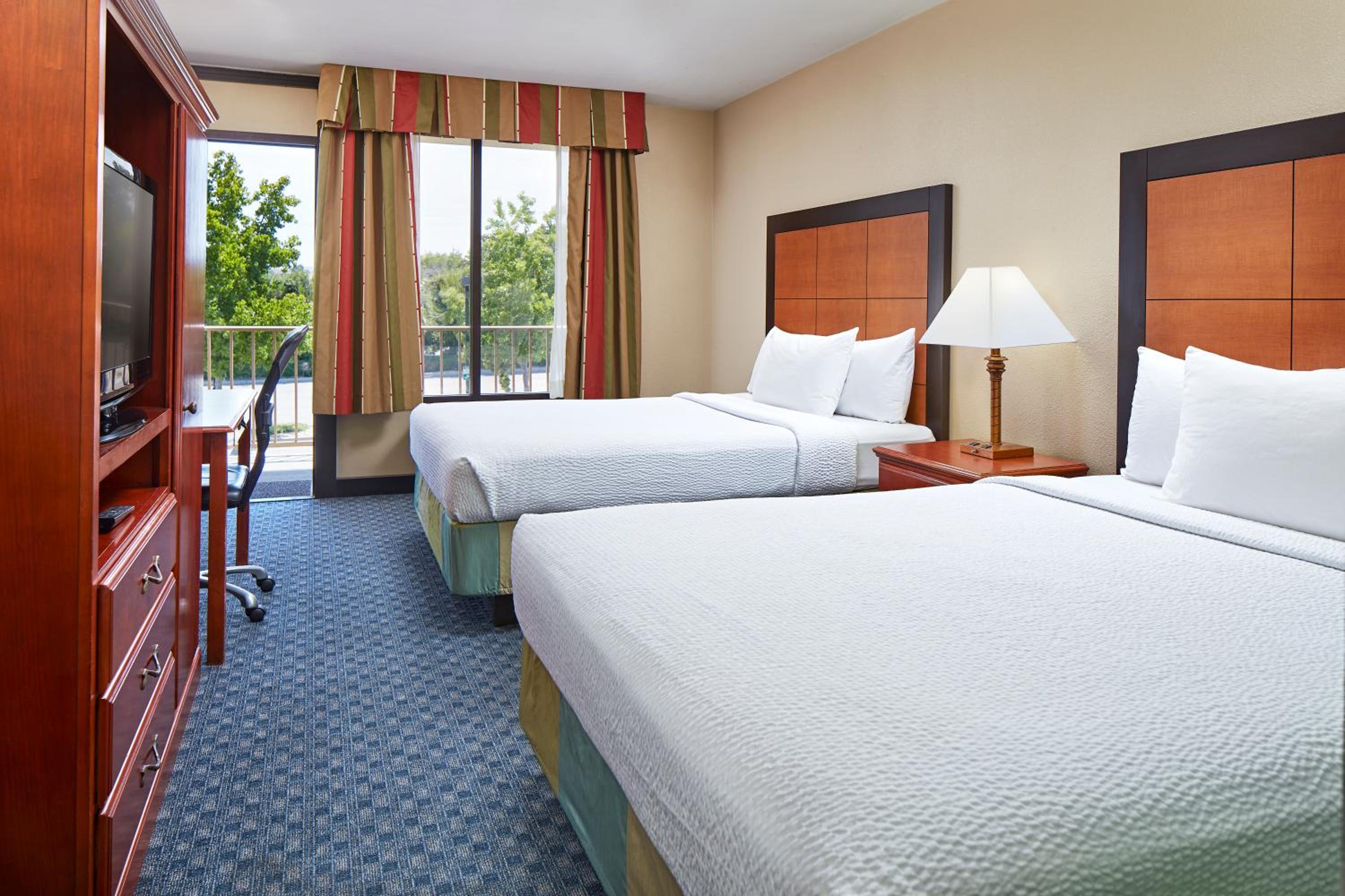 Queen Room with Two Queen Beds - Photo 4