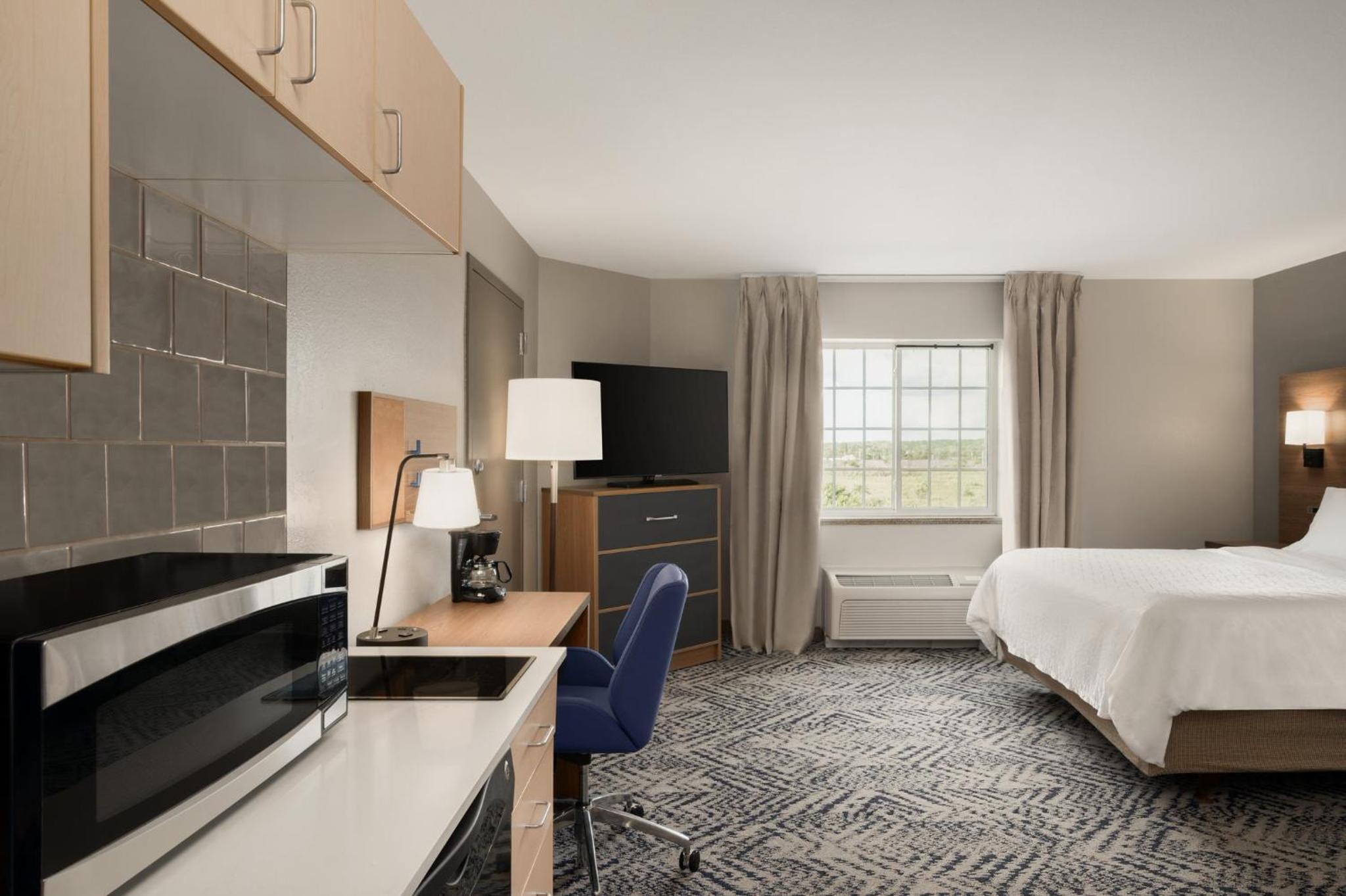 One-Bedroom Queen Suite - Mobility Accessible Roll-In Shower