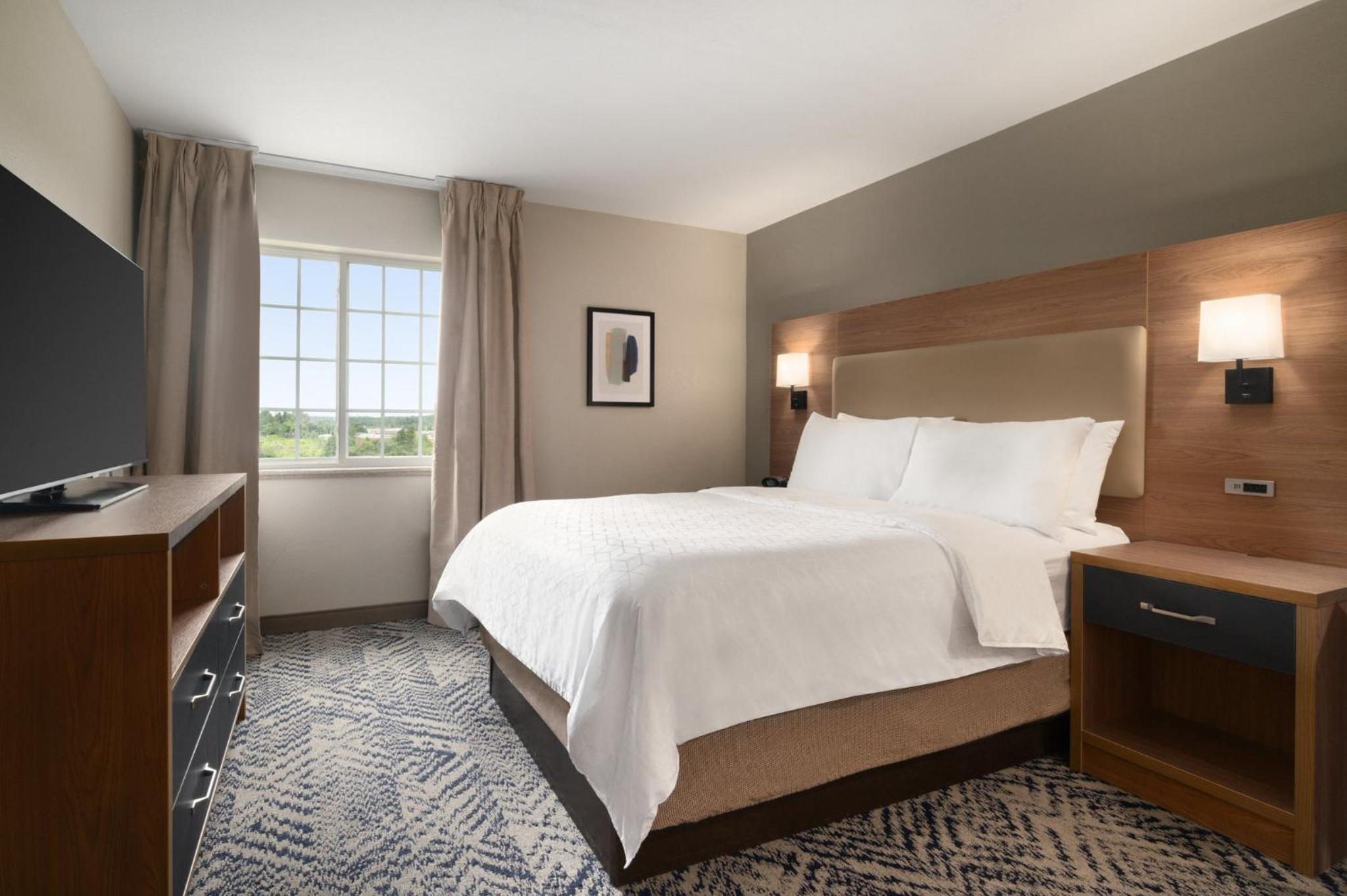 One Bedroom Suite with One Queen Bed