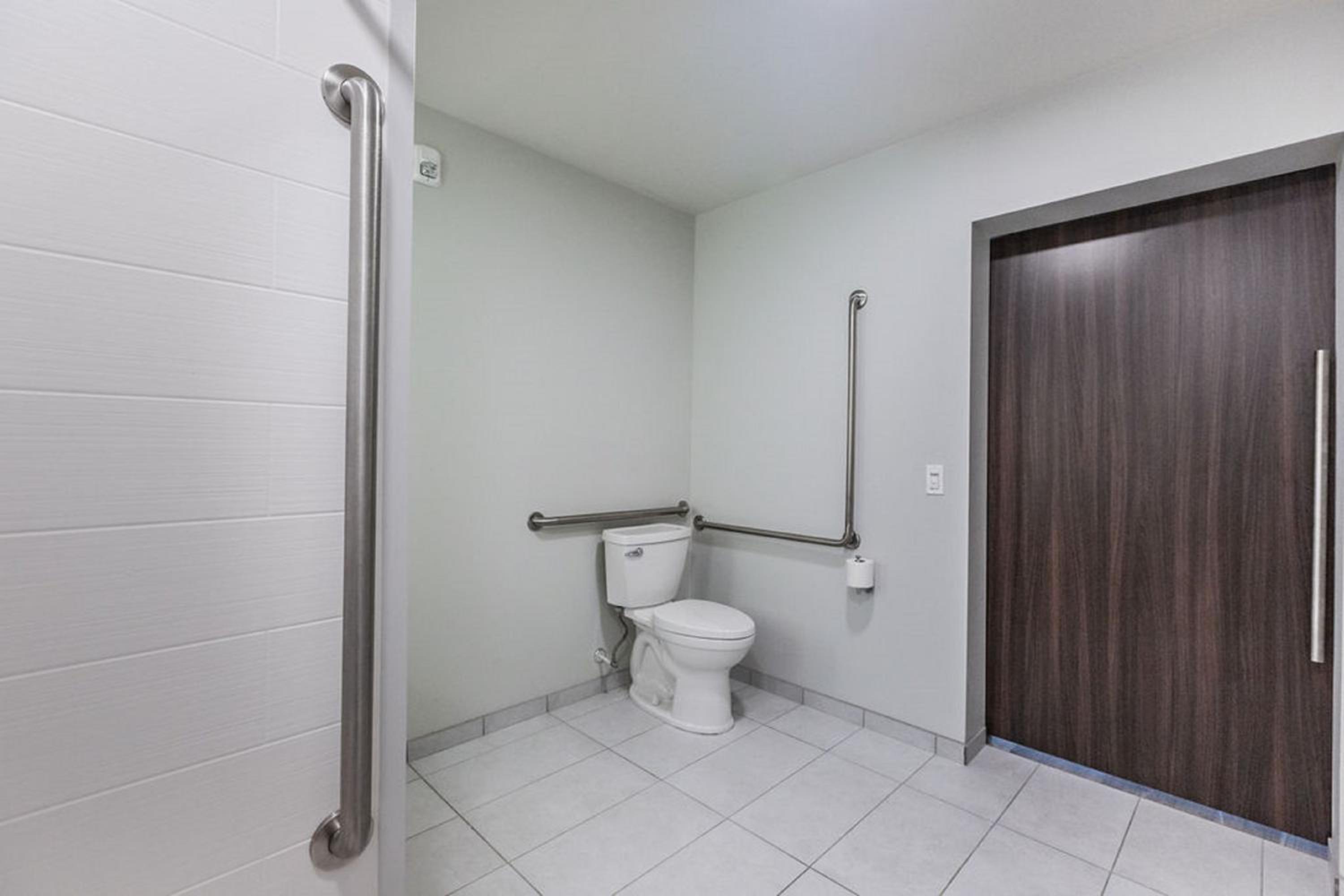 Suite - Mobility Access Roll in Shower/Non-Smoking - Photo 2