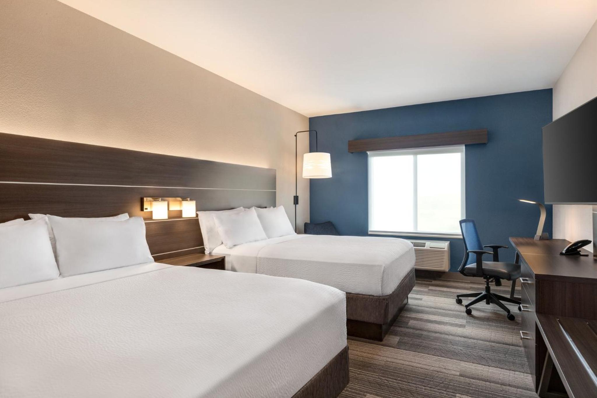 Standard Queen Room with Two Queen Beds - Photo 2