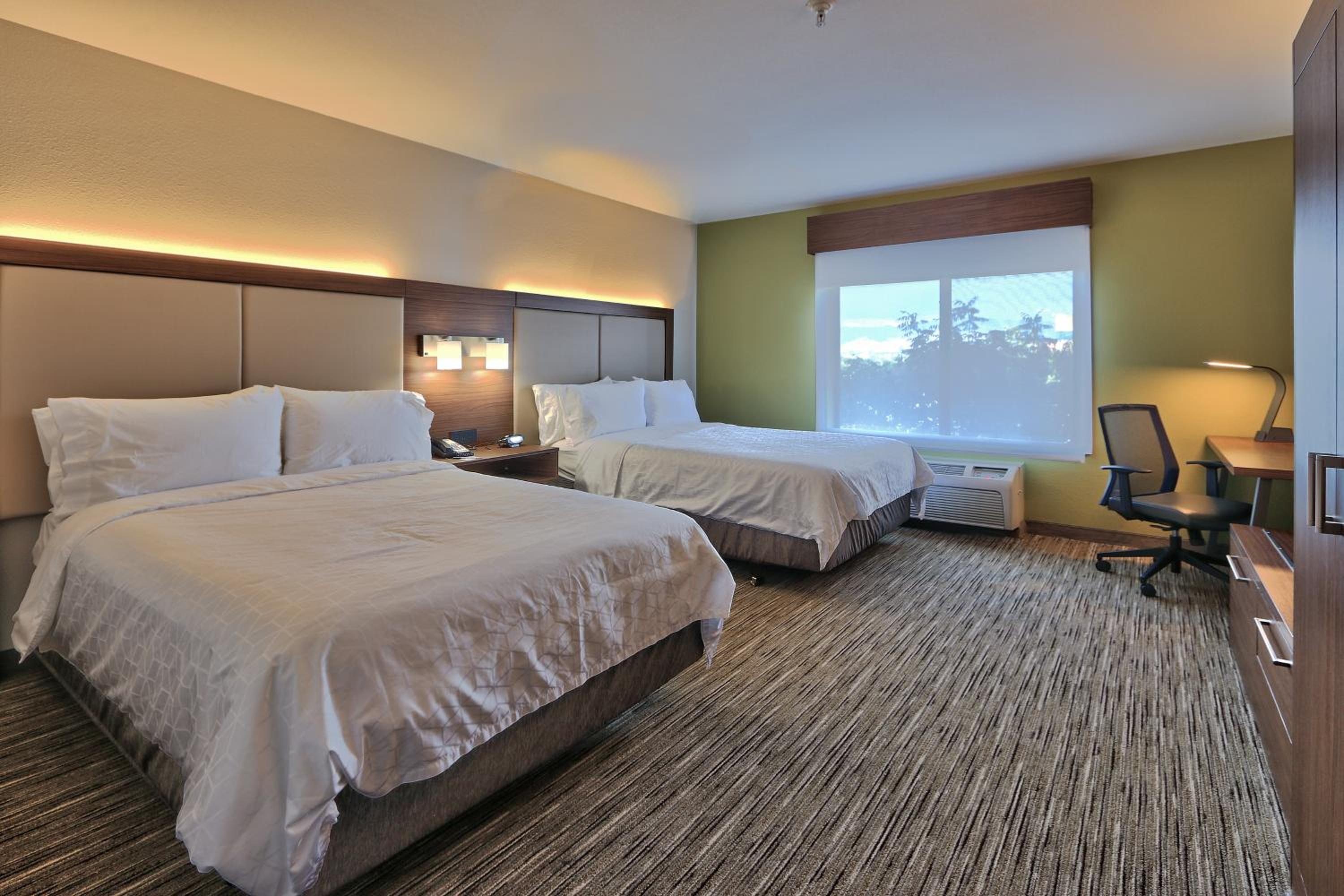 Standard Room with Two Queen Beds - Photo 3