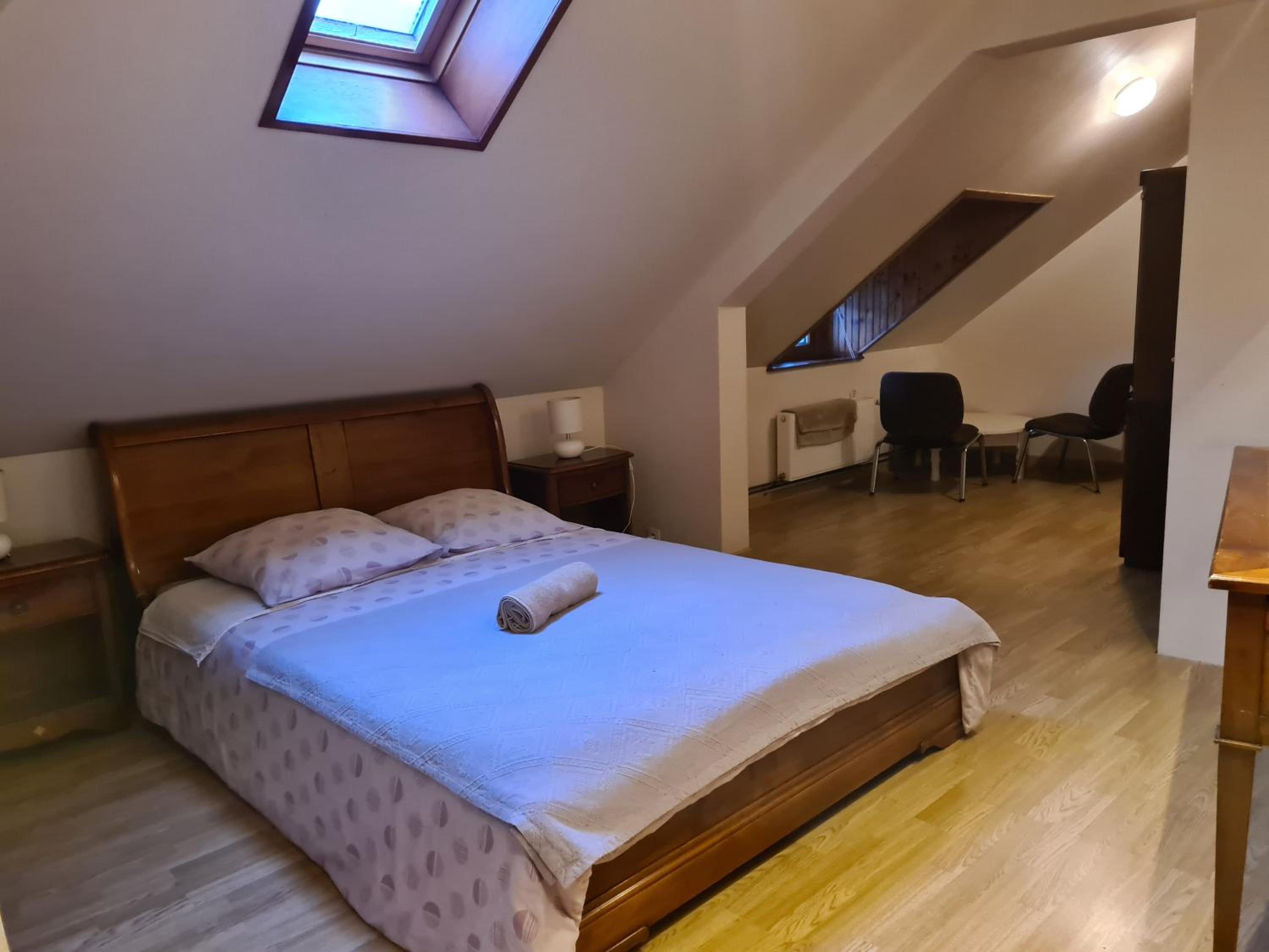 Five-Bedroom House photo 3