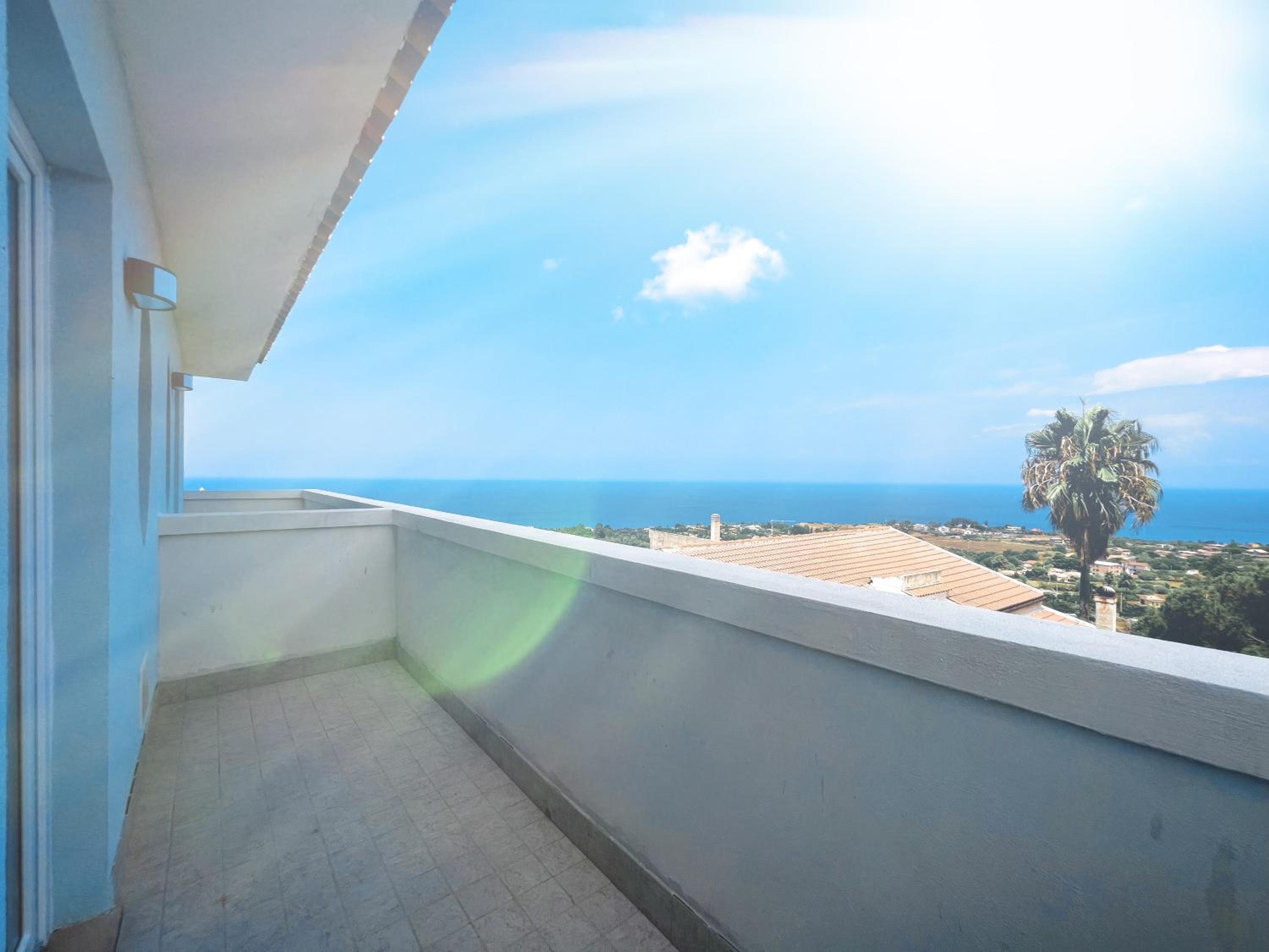 Double Room with Balcony - Photo 2