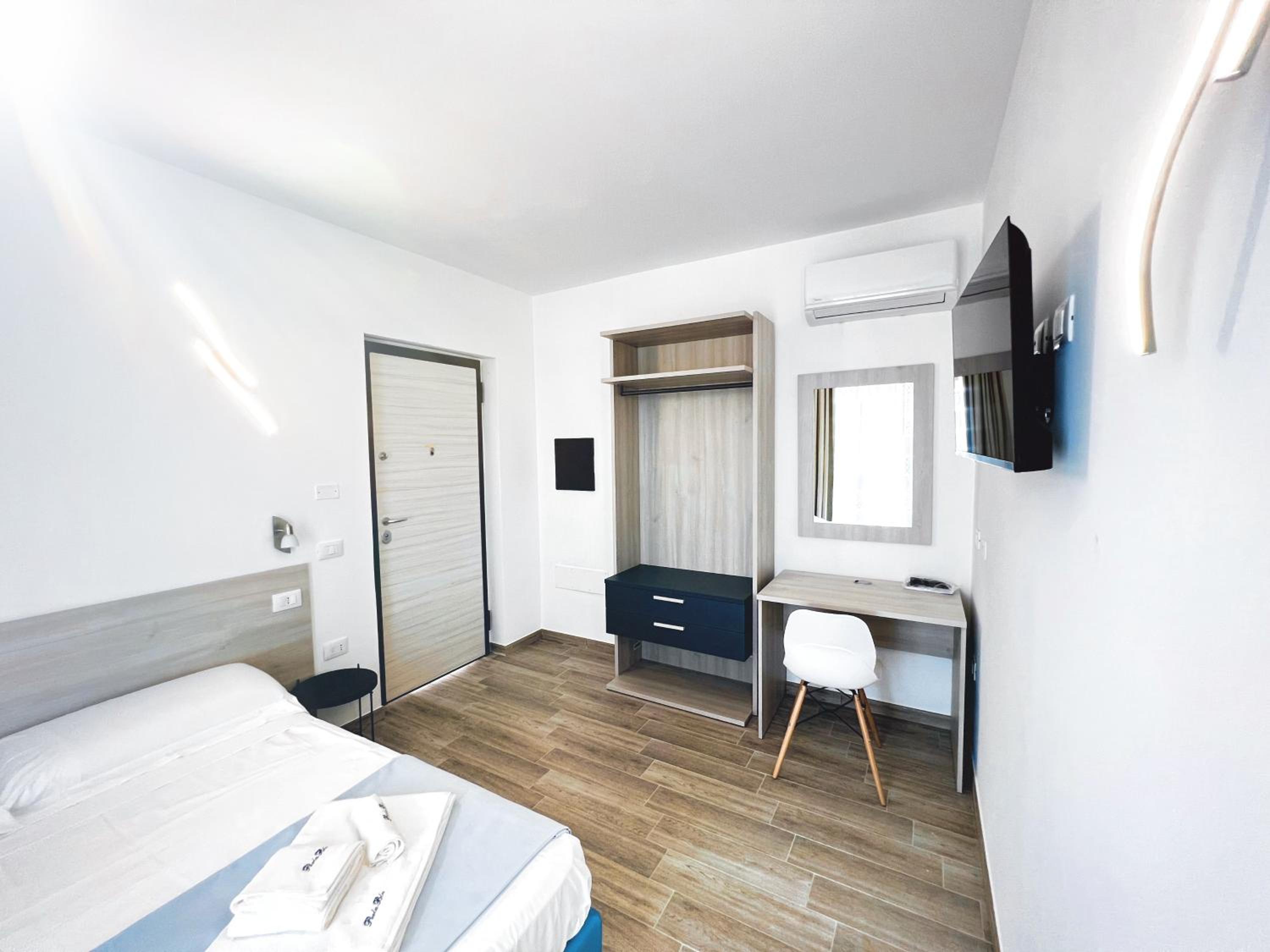 Double Room with Balcony - Photo 13
