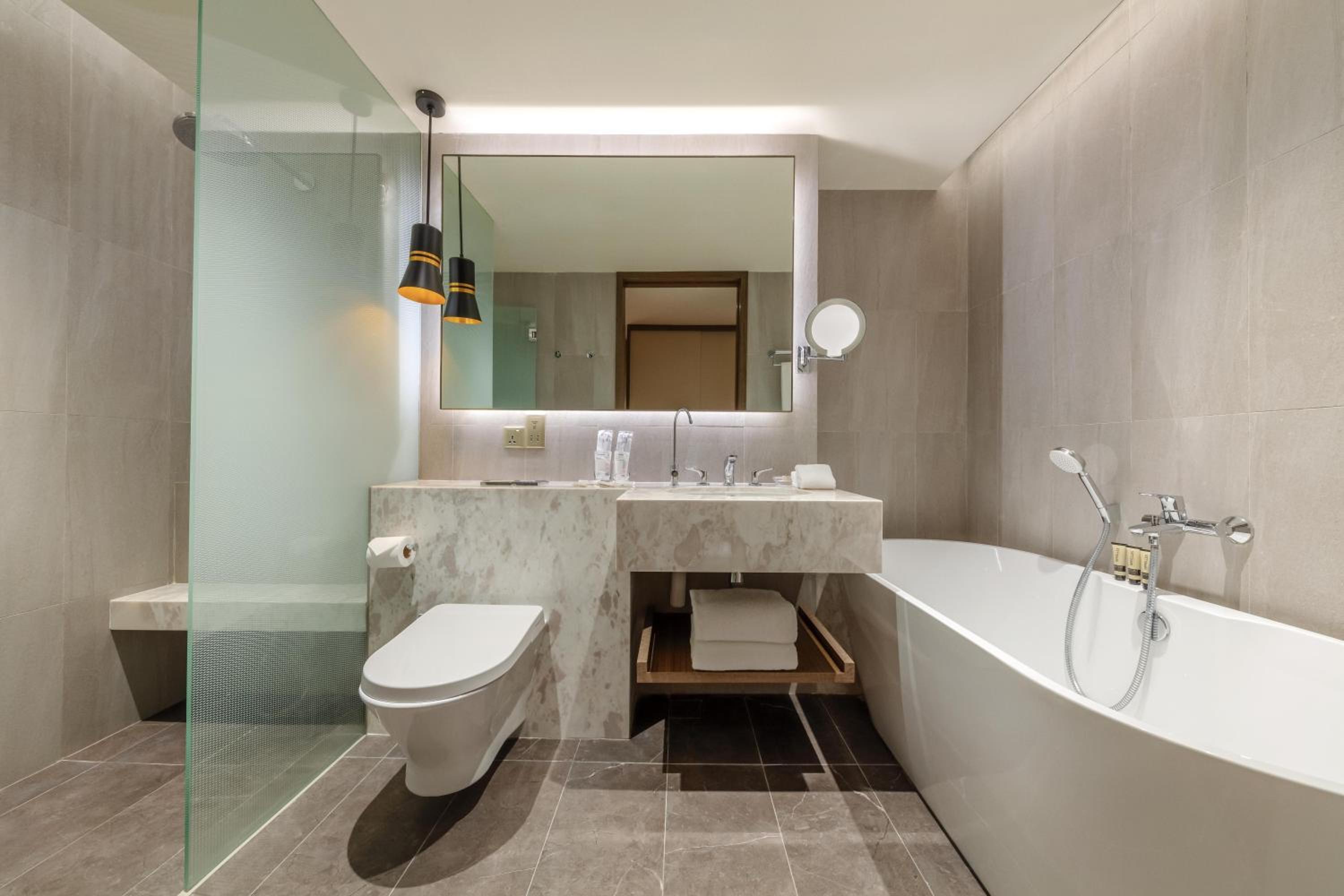 PARKROYAL Club Premier Room with $40 F&B Credits & Late Check Out 2PM
