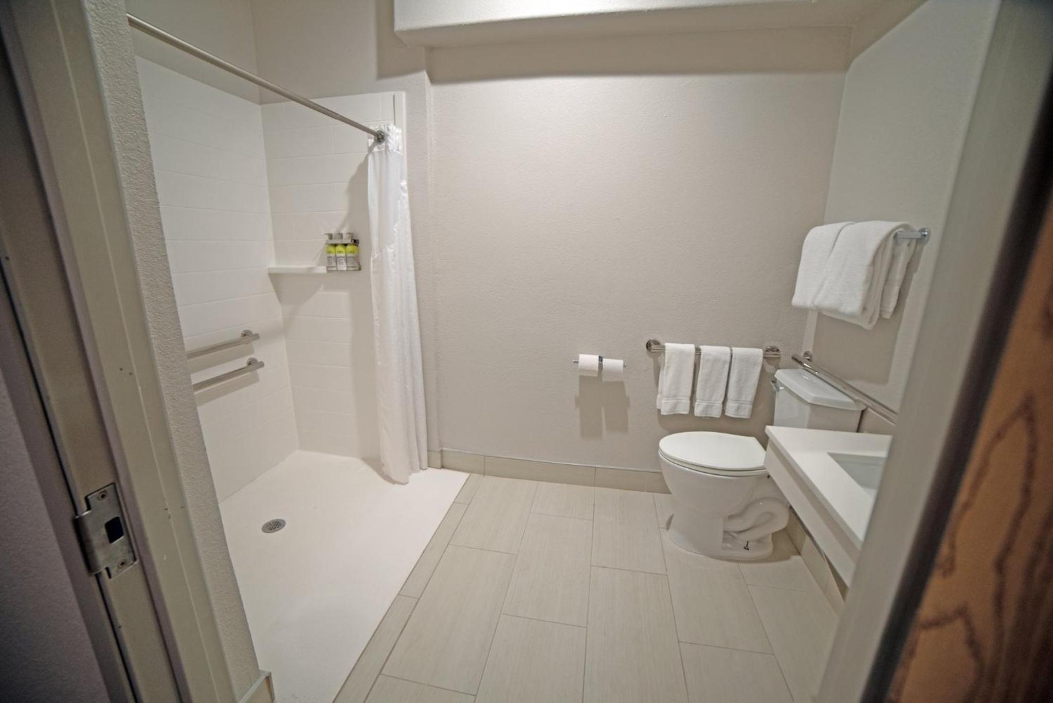 Queen Room with Two Queen Beds - Disability Access Hearing Accessible - Roll-In Shower - Photo 5