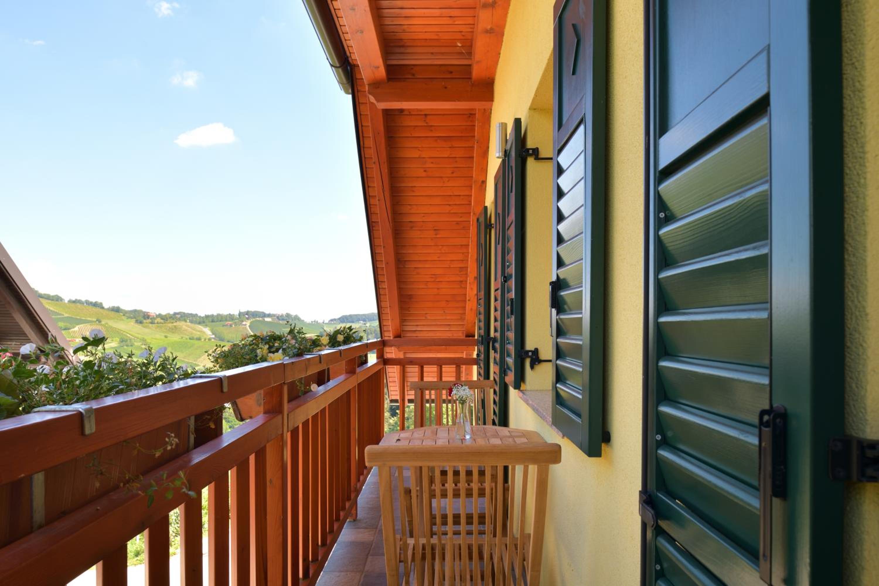 Family Suite with Balcony - Photo 4