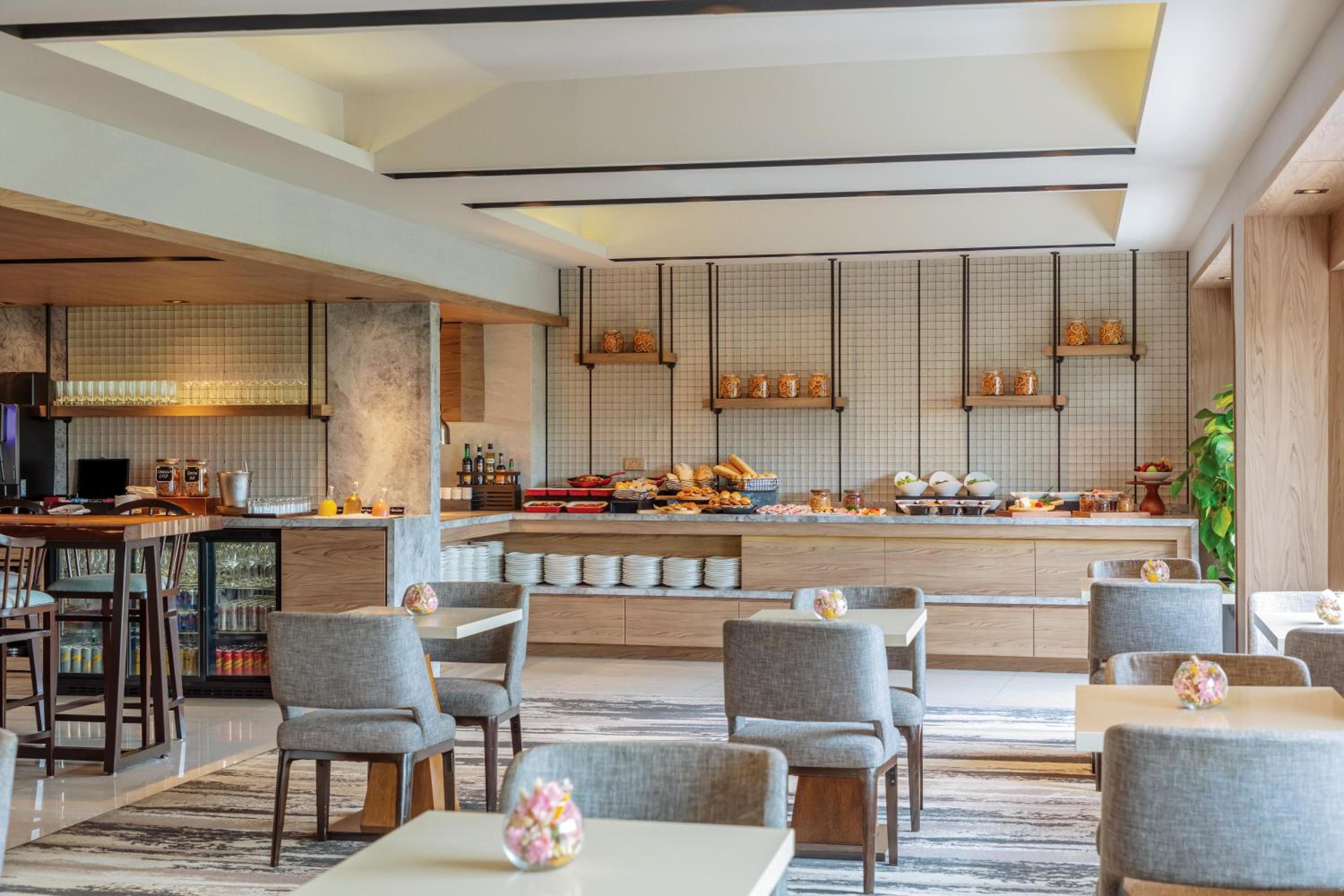 PARKROYAL Club Premier Room with $40 F&B Credits & Late Check Out 2PM photo 3