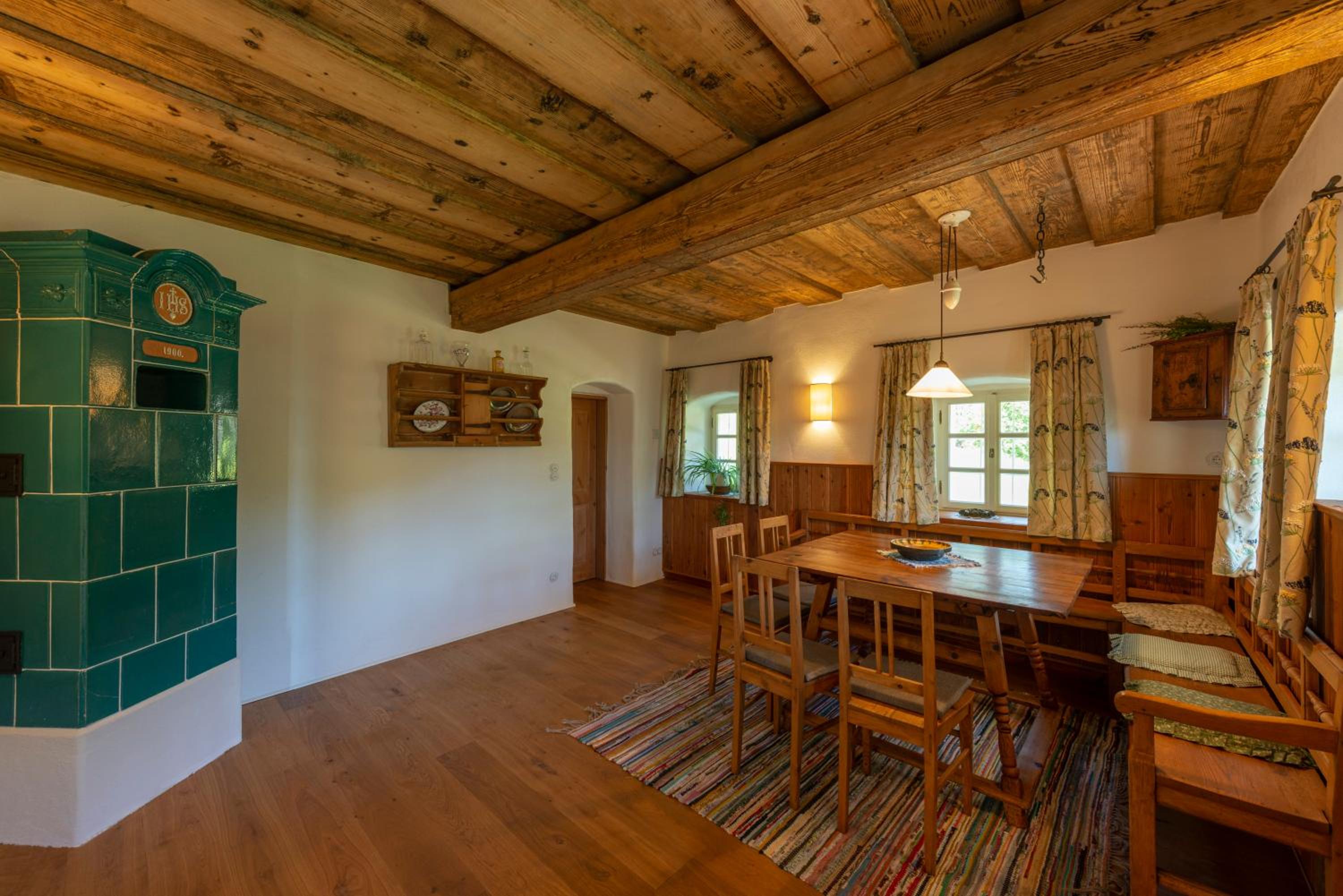 Five-Bedroom House photo 2