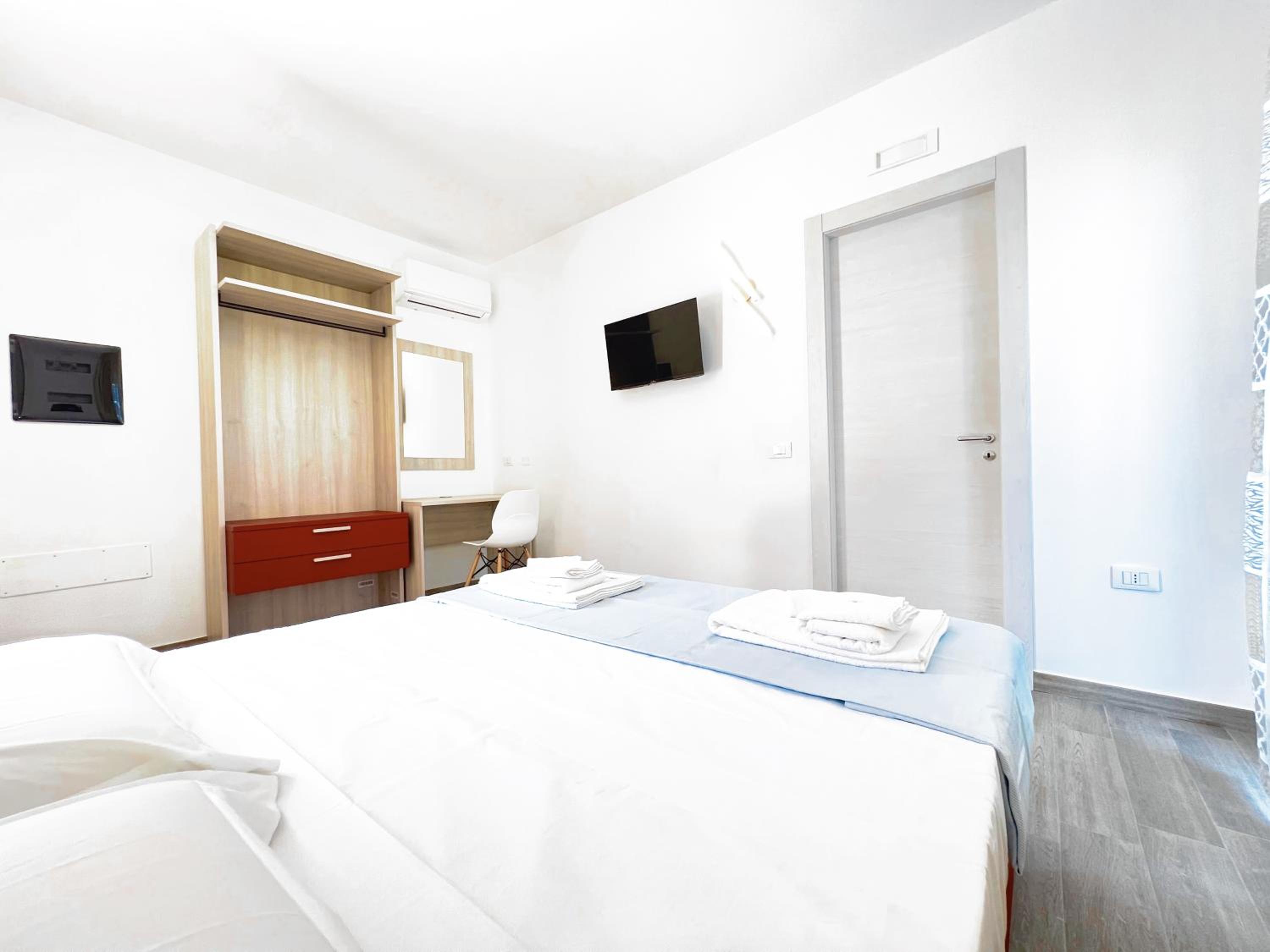 Double Room with Balcony - Photo 9